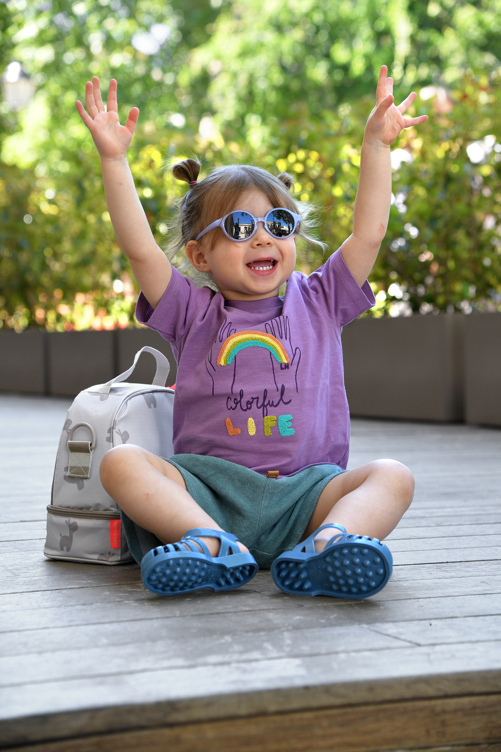 Enfant souriant avec sac à dos, illustrant une sélection essentielle pour bébé et enfant proposée par Today Is Sunday