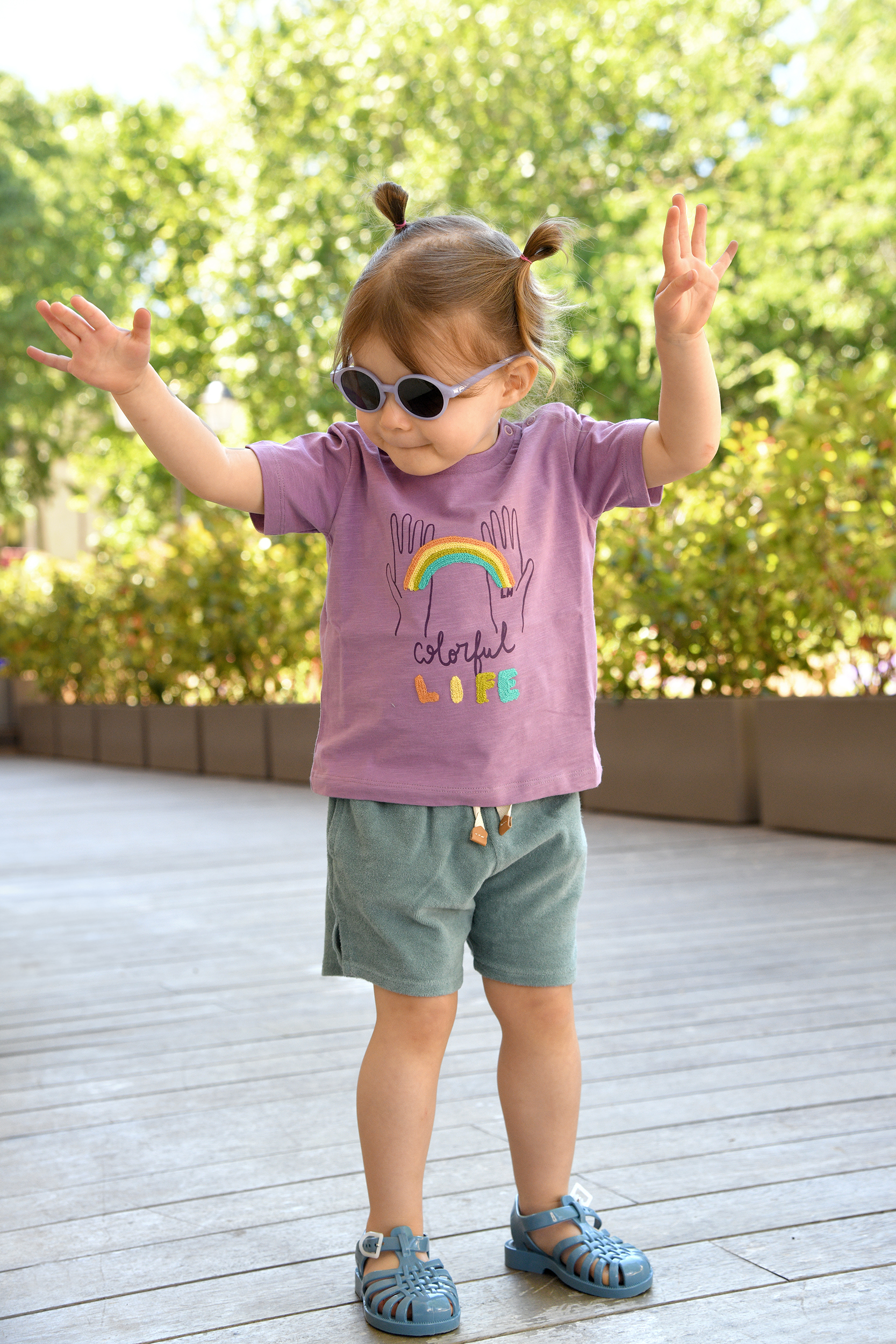 Look bébé été Sunset – t-shirt violet en coton Louise Misha et short vert en éponge de coton 1+ in the family, confortable et stylé