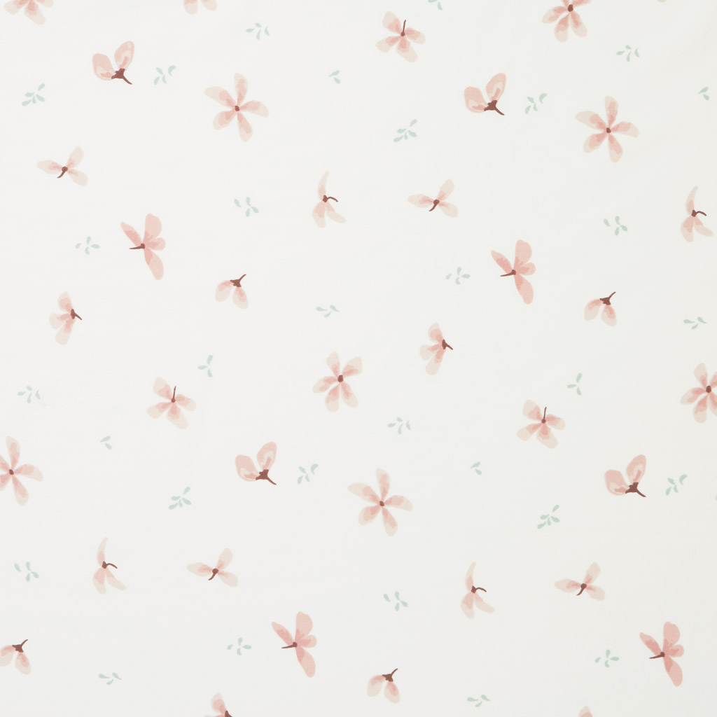 Gros plan sur le motif Windflower Crème du bavoir Cam Cam Copenhagen, fleurs et papillons roses sur fond clair.