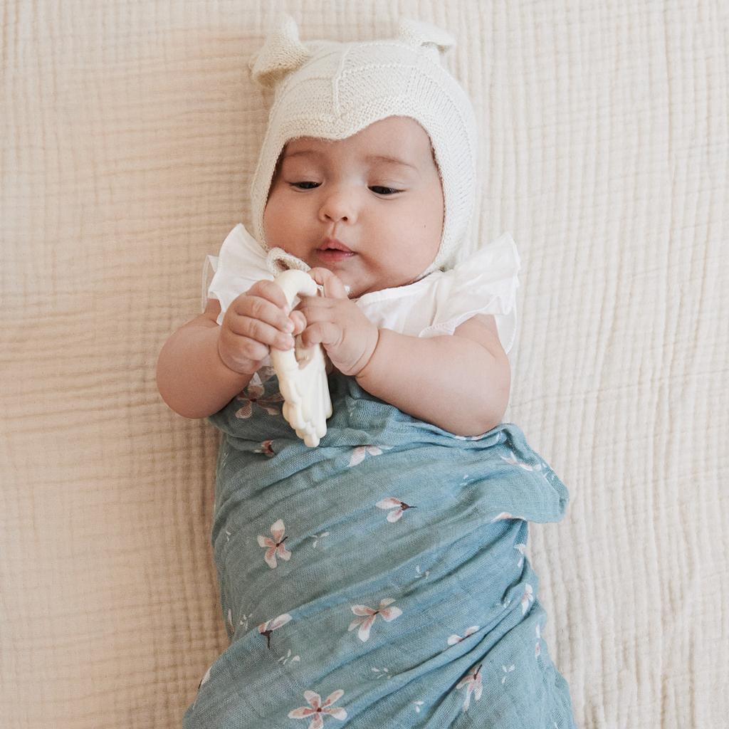 Bébé manipulant un jeux pour les dents Cam Cam pour soulager ses gencives.