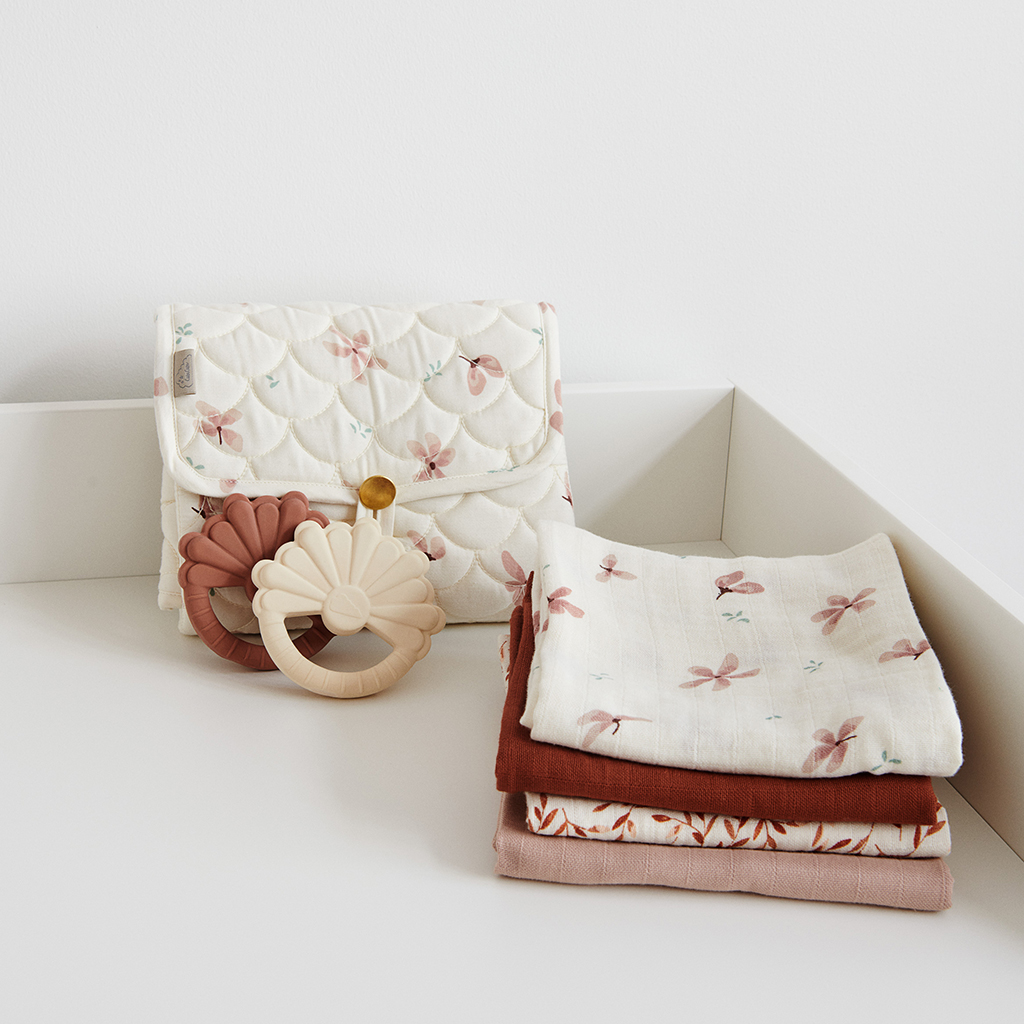 Jeux pour les dents Cam Cam associés à des accessoires bébé du quotidien.