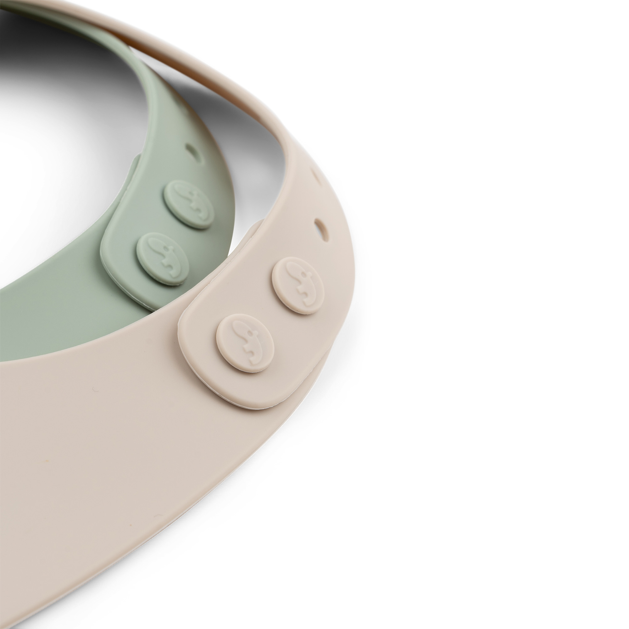 Gros plan sur les boutons de fermeture des bavoirs bébé silicone Done by Deer.