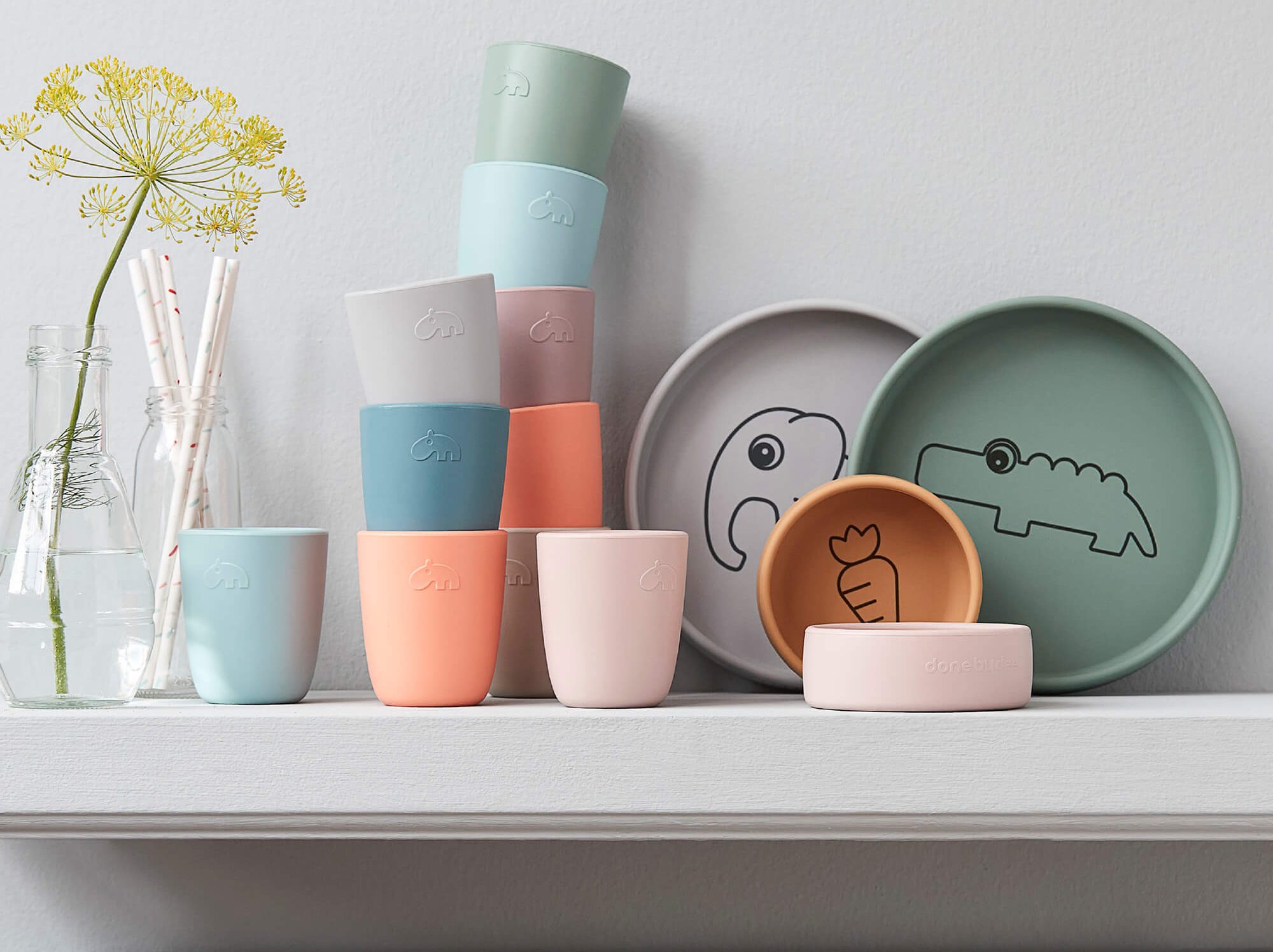 Vaisselle bébé en silicone Done by Deer – set repas antidérapant et souple pour les premiers repas