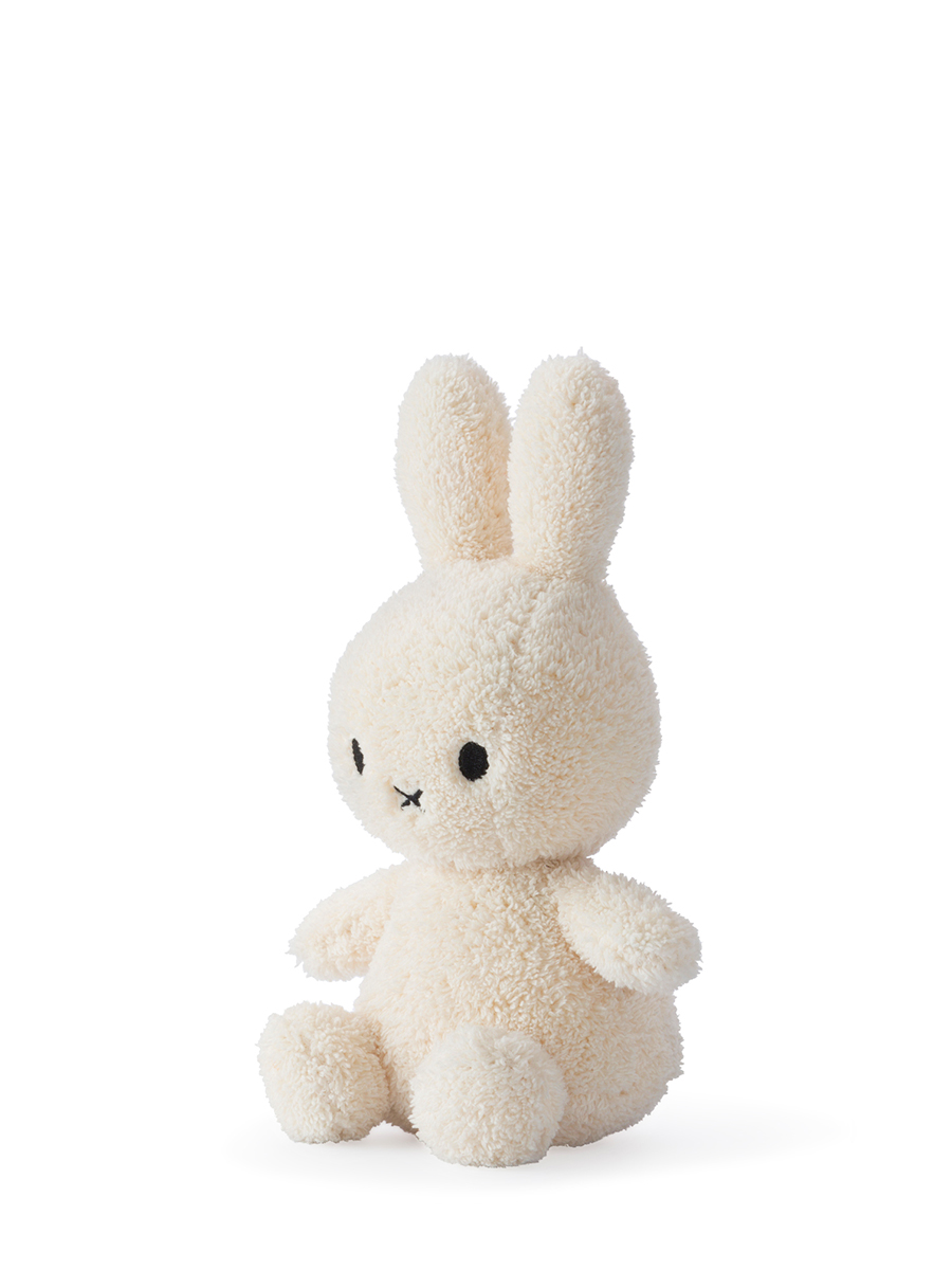 Peluche Miffy Terry crème 23 cm – Bon Ton Toys – vue trois-quarts gauche – peluche douce et écoresponsable fabriquée à la main