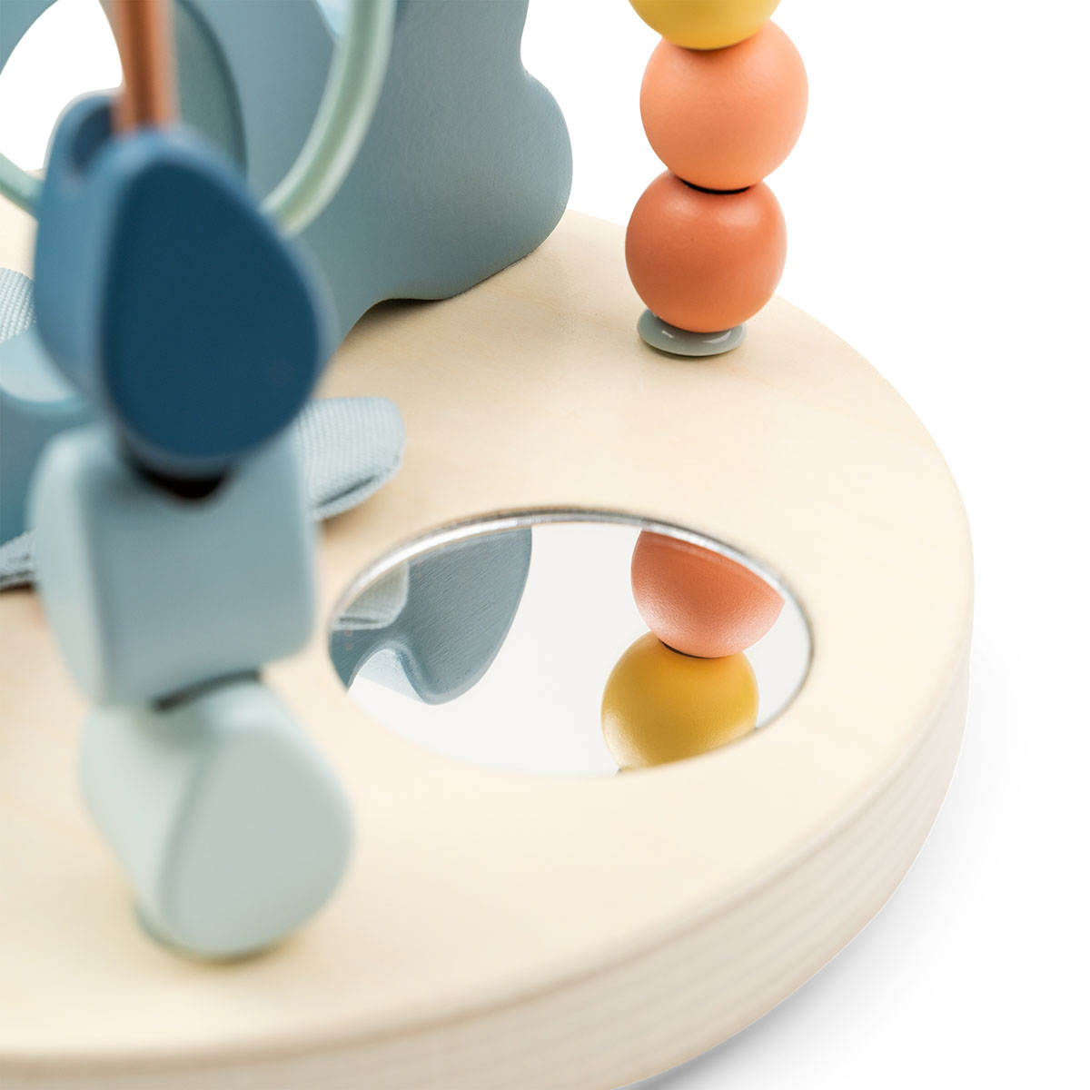 Zoom sur le boulier Wally Done By Deer avec perles en bois et miroir intégré.