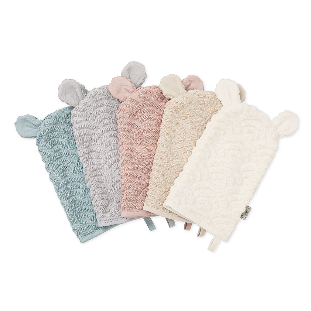 Ensemble de gants de toilette bébé Cam Cam en coton bio, coloris rose poudré, vert d’eau, sable et gris.