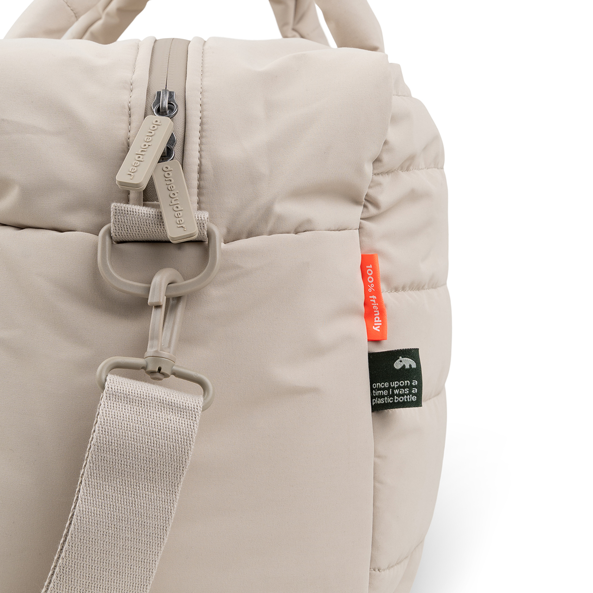 détail sangle et étiquette recyclée du sac a langer Done by Deer sable