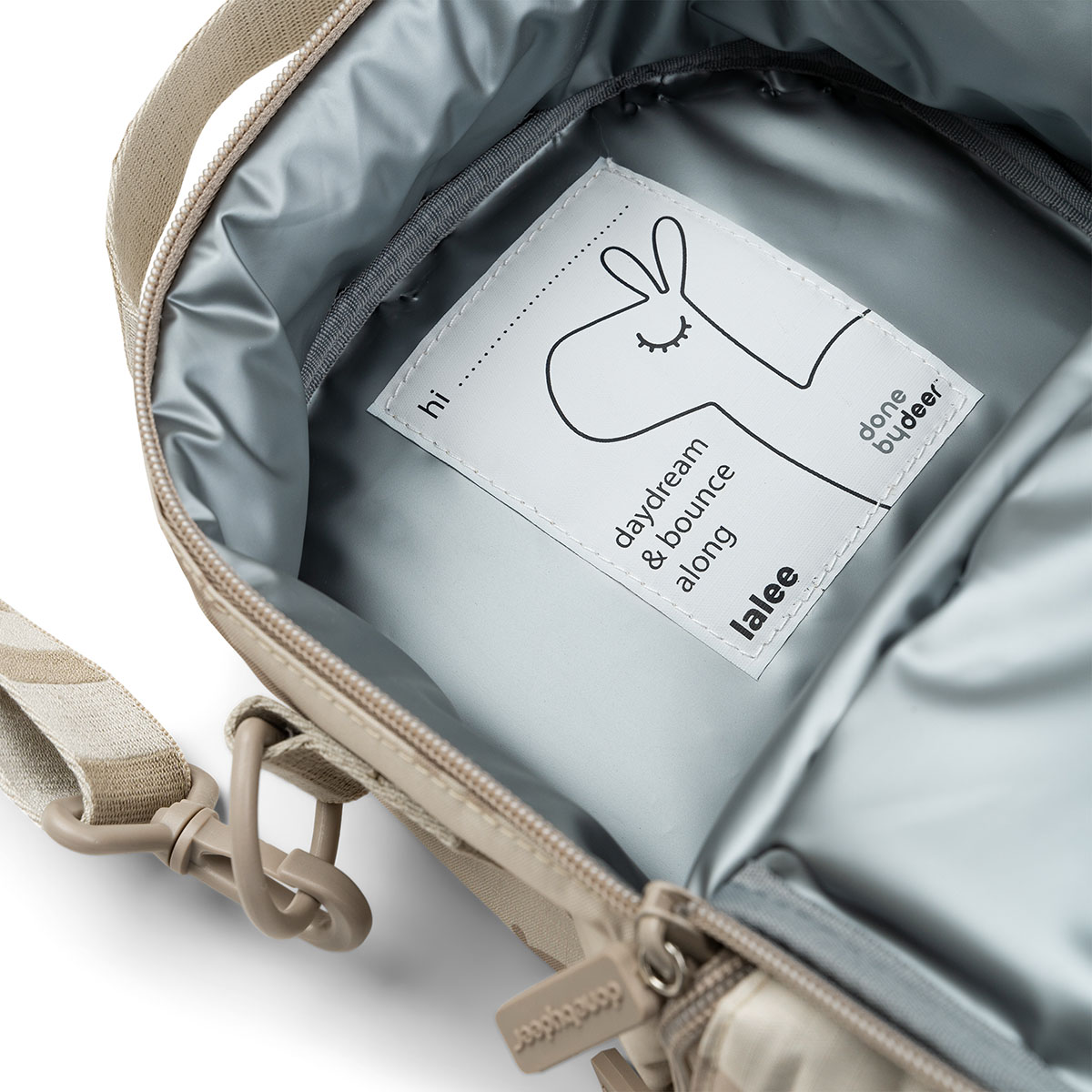 Étiquette Done by Deer Lalee à l’intérieur du sac isotherme sable.