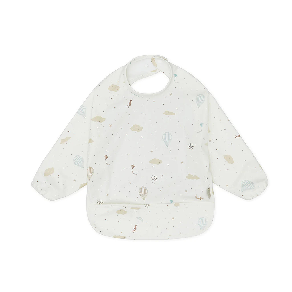 Bavoir à manches longues Dreamland Cam Cam Copenhagen en polyester recyclé, motif nuages et montgolfières.