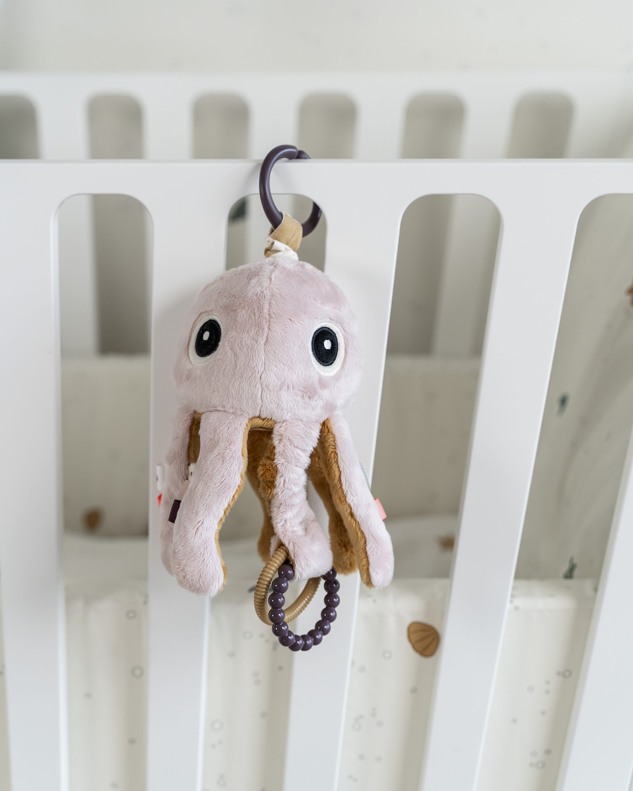 Jouet d’éveil bébé méduses sensorielles Jelly rose Done By Deer