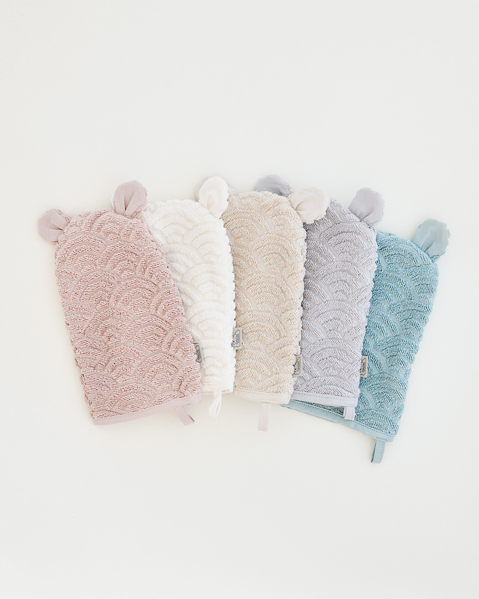 Ensemble de gants de toilette bébé Cam Cam en coton bio, coloris rose poudré, vert d’eau, sable et gris.