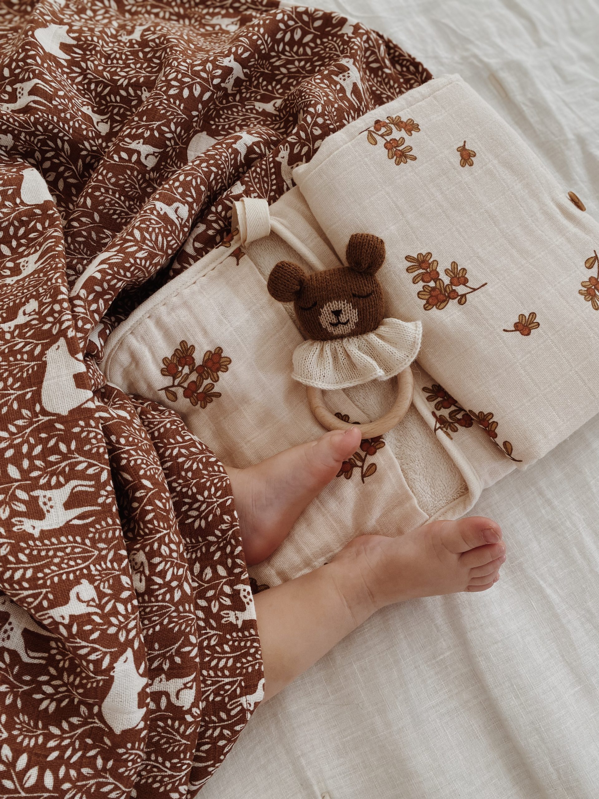 Anneau de dentition en bois Ourson Main Sauvage utilisé par un bébé