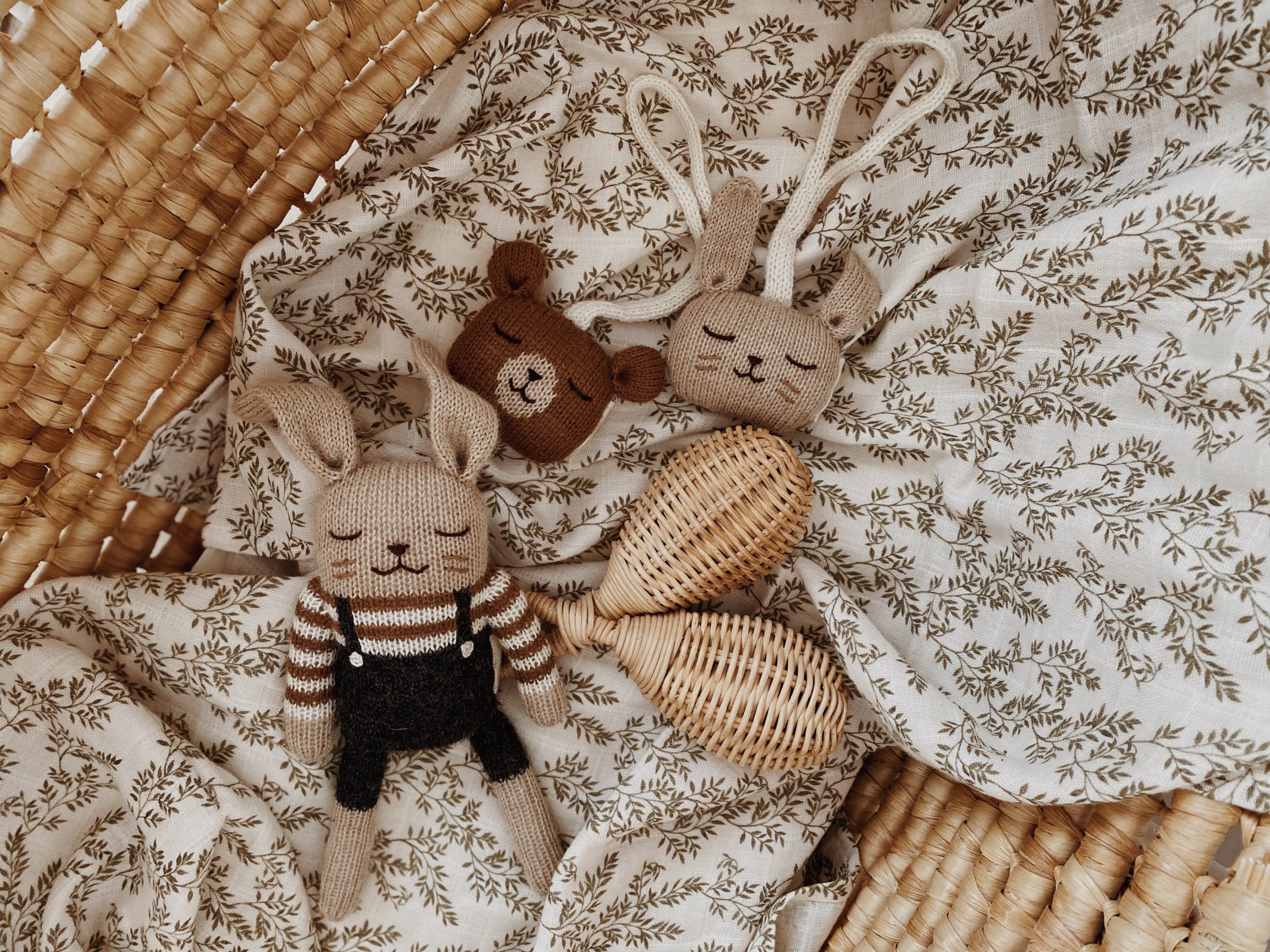 Lange en coton Bay Leaves Main Sauvage avec doudous et hochets en rotin.