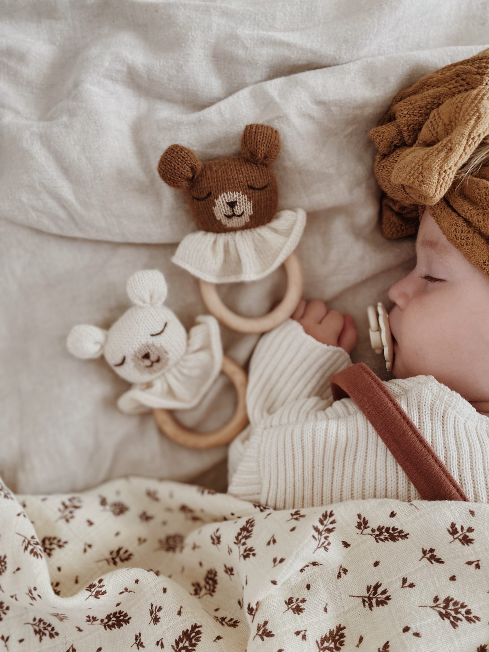 Bébé dormant avec deux anneaux de dentition en bois Main Sauvage
