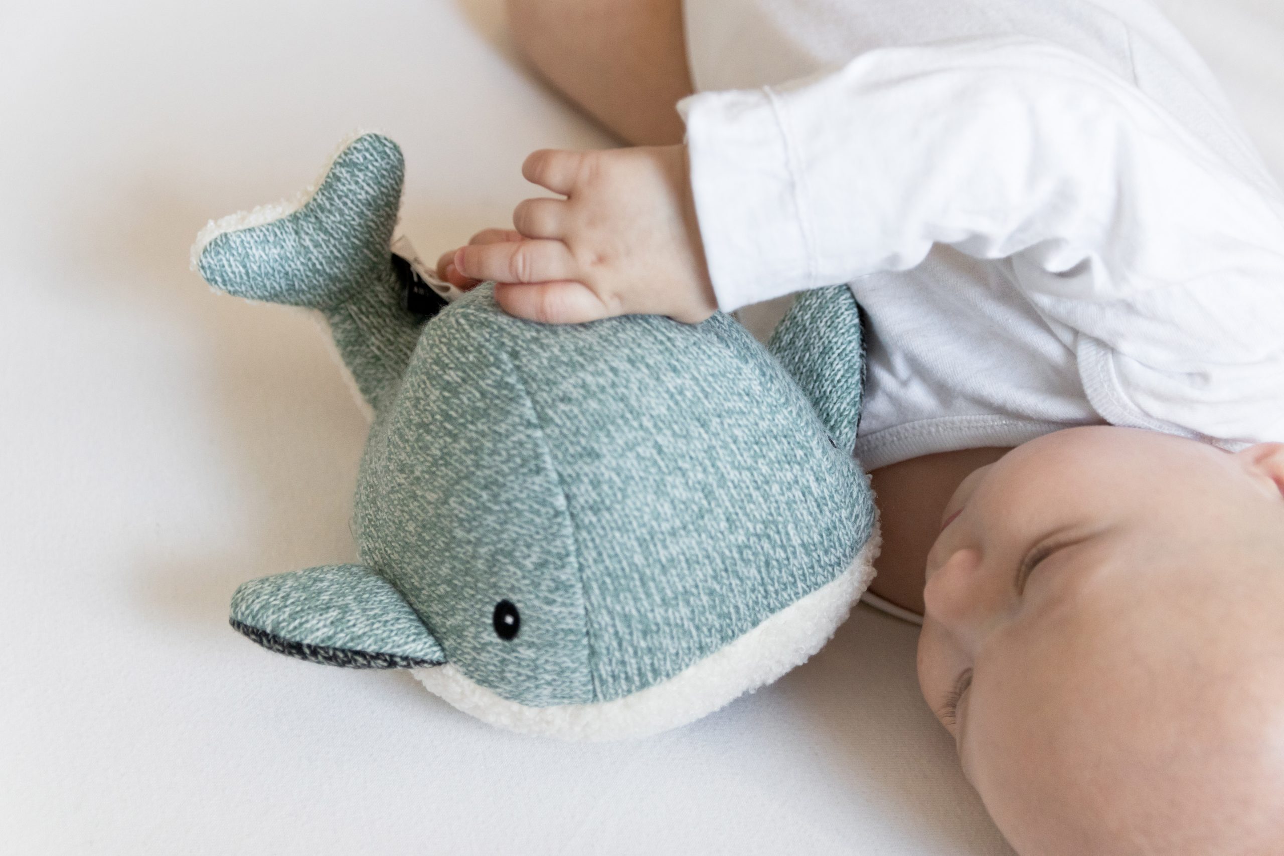 Bébé jouant avec la peluche baleine bruit blanc Moby Flow Amsterdam