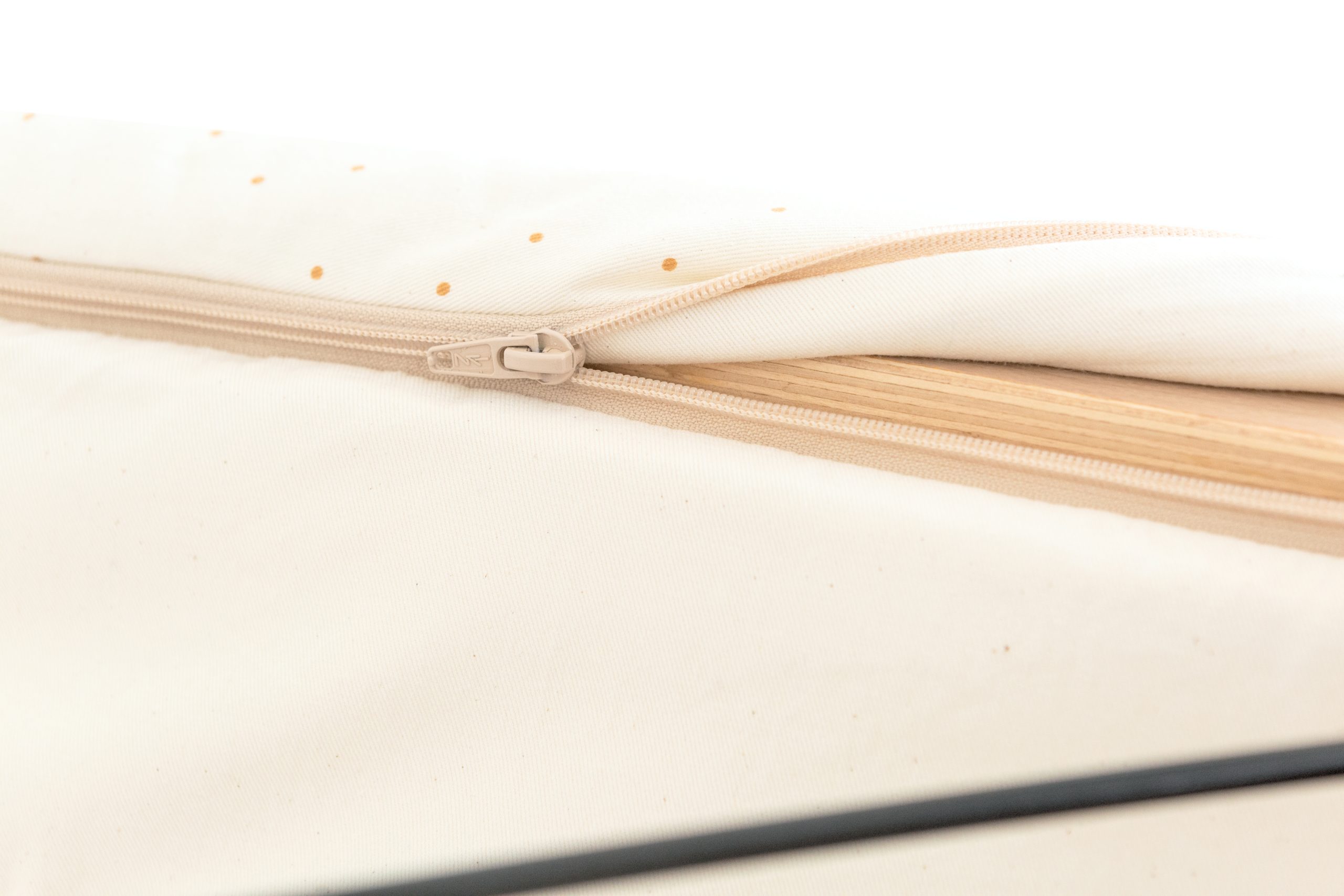 Détail de la fermeture éclair de la housse en coton bio du transat bébé Nobodinoz.