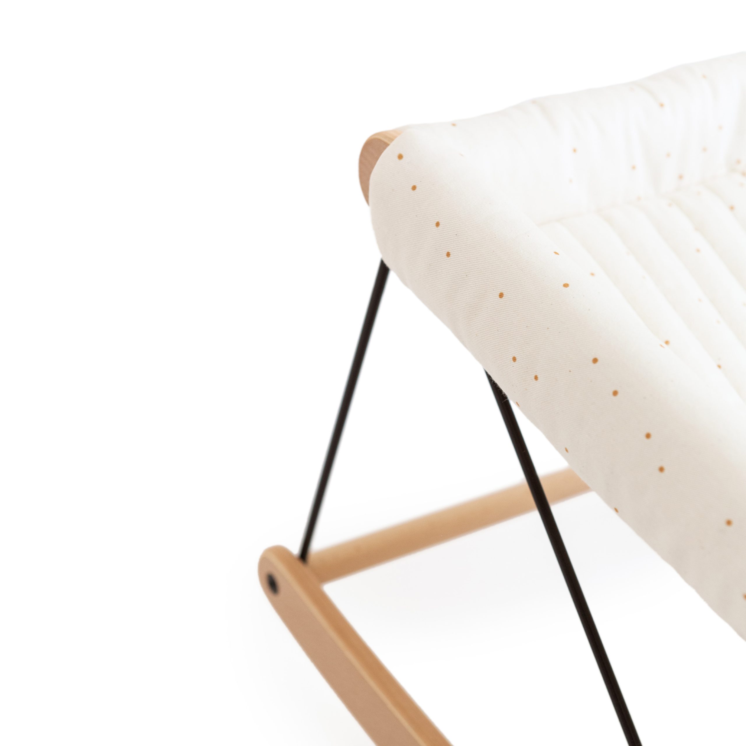 Zoom sur le tissu en coton bio à pois du transat bébé Nobodinoz Honey Sweet Dots.