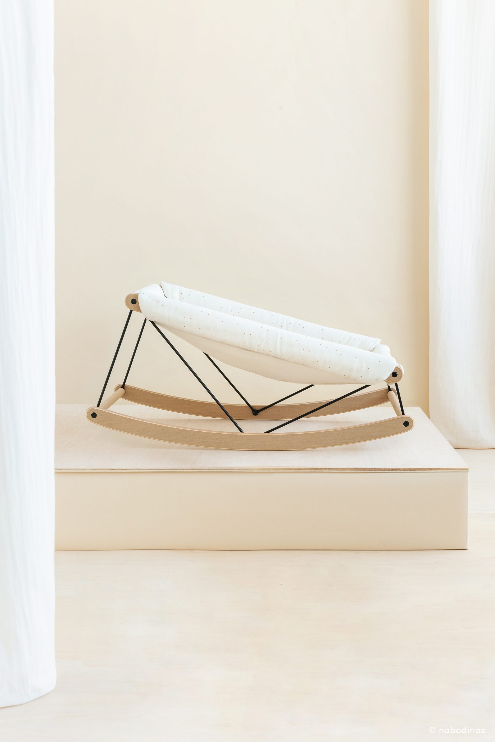 Transat bébé Nobodinoz Growing Green Honey Sweet Dots en bois de hêtre, ambiance douce et naturelle.