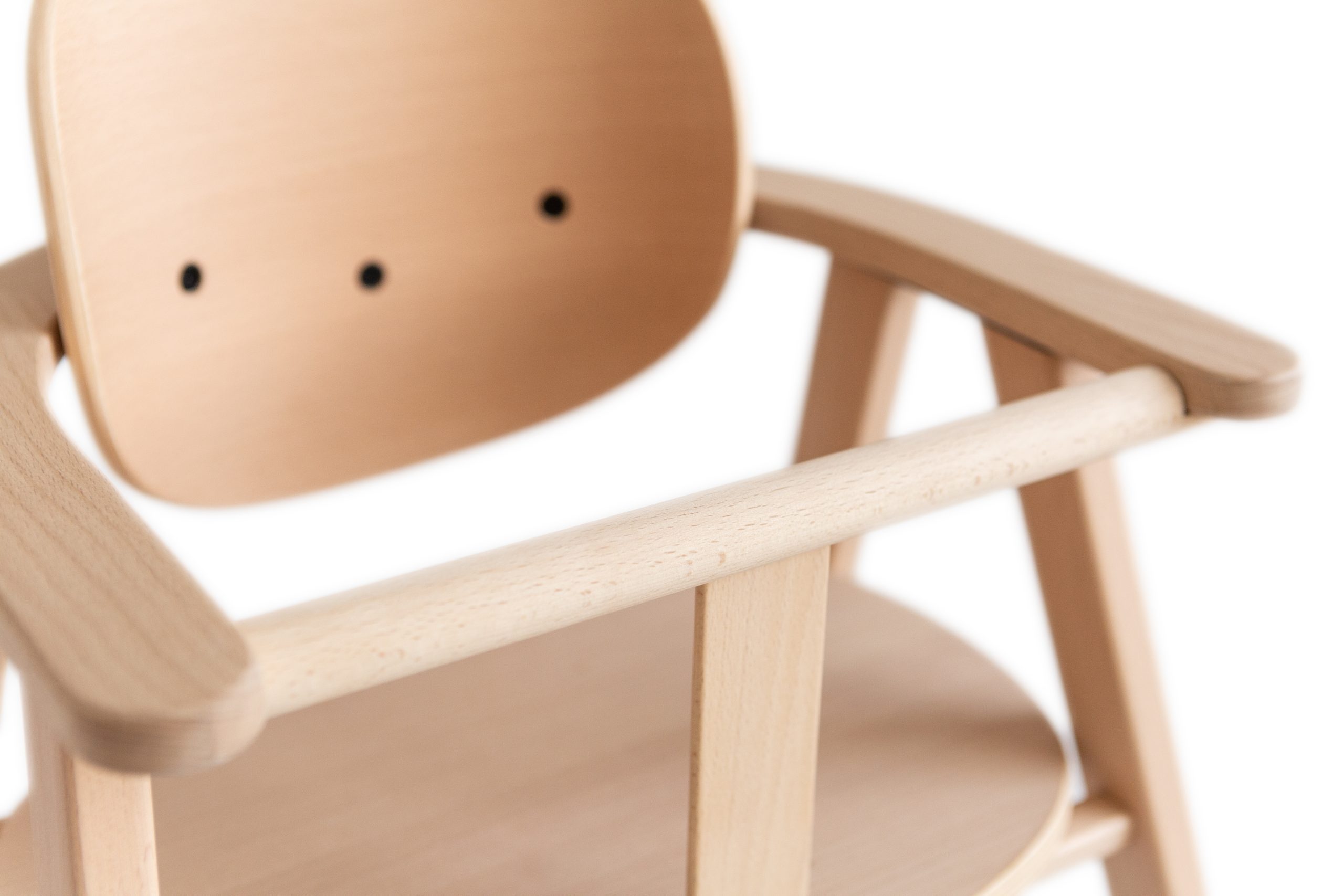 Zoom sur le dossier en bois naturel de la chaise Nobodinoz Growing Green.