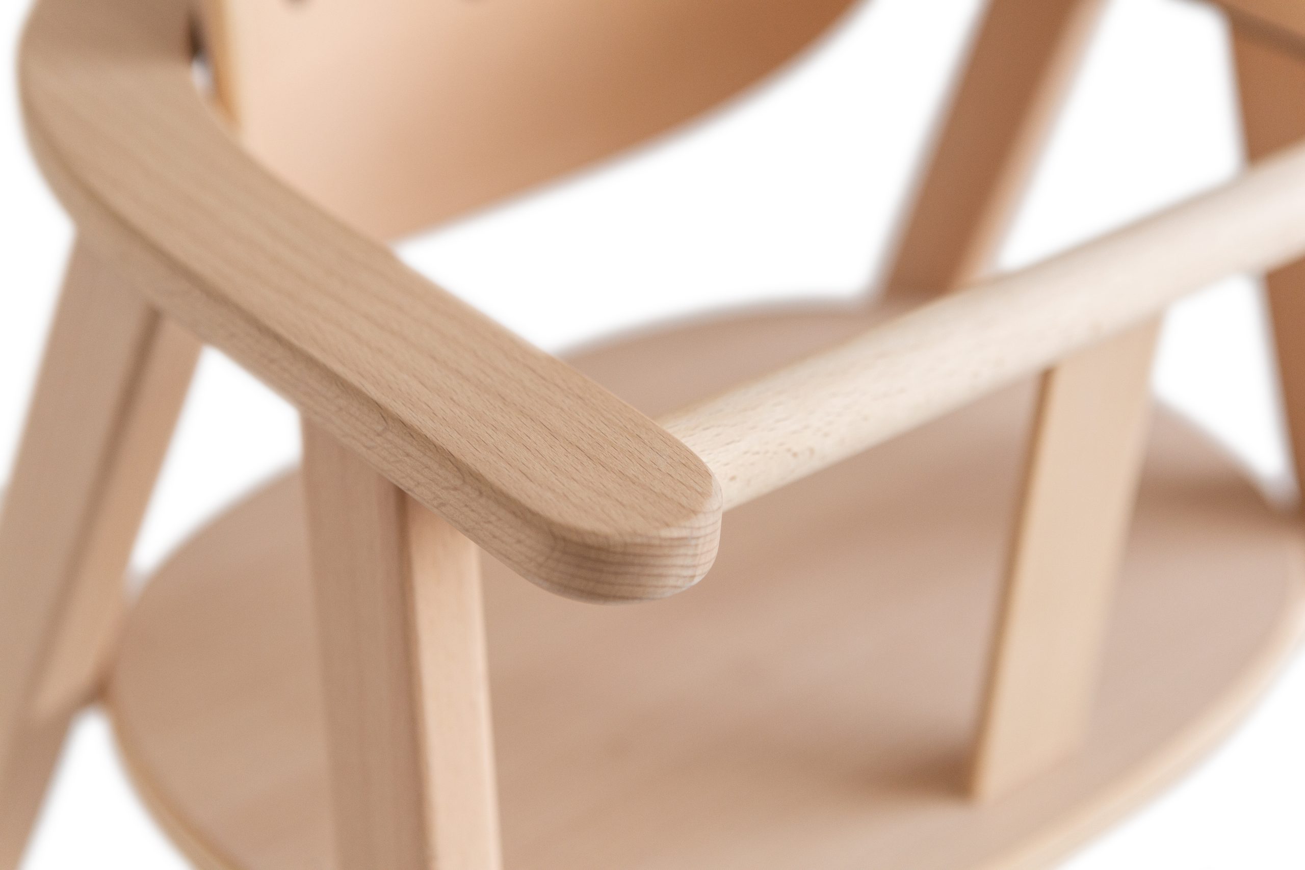 Accoudoir en bois et structure solide de la chaise haute évolutive Nobodinoz Growing Green.