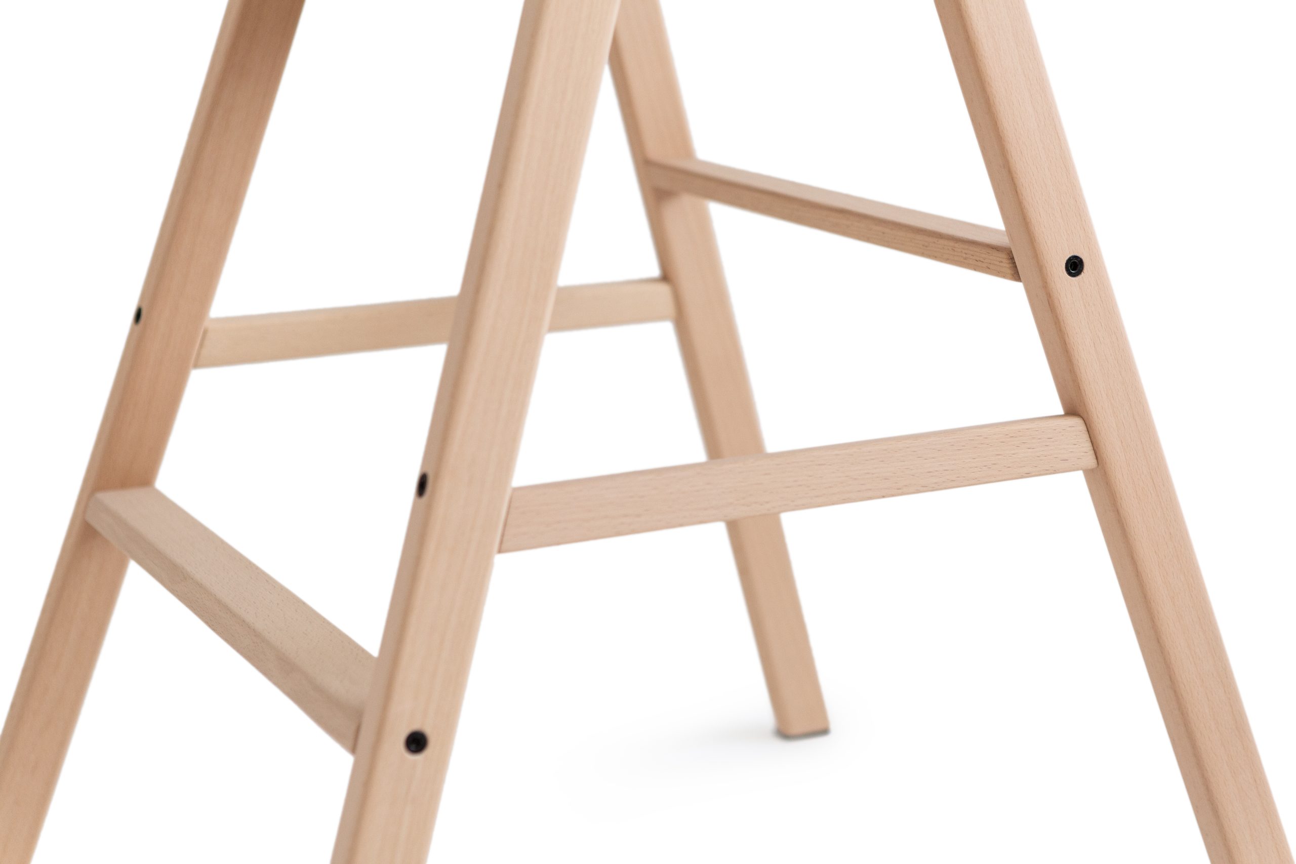 Zoom sur les pieds en bois massif de la chaise haute évolutive Nobodinoz.