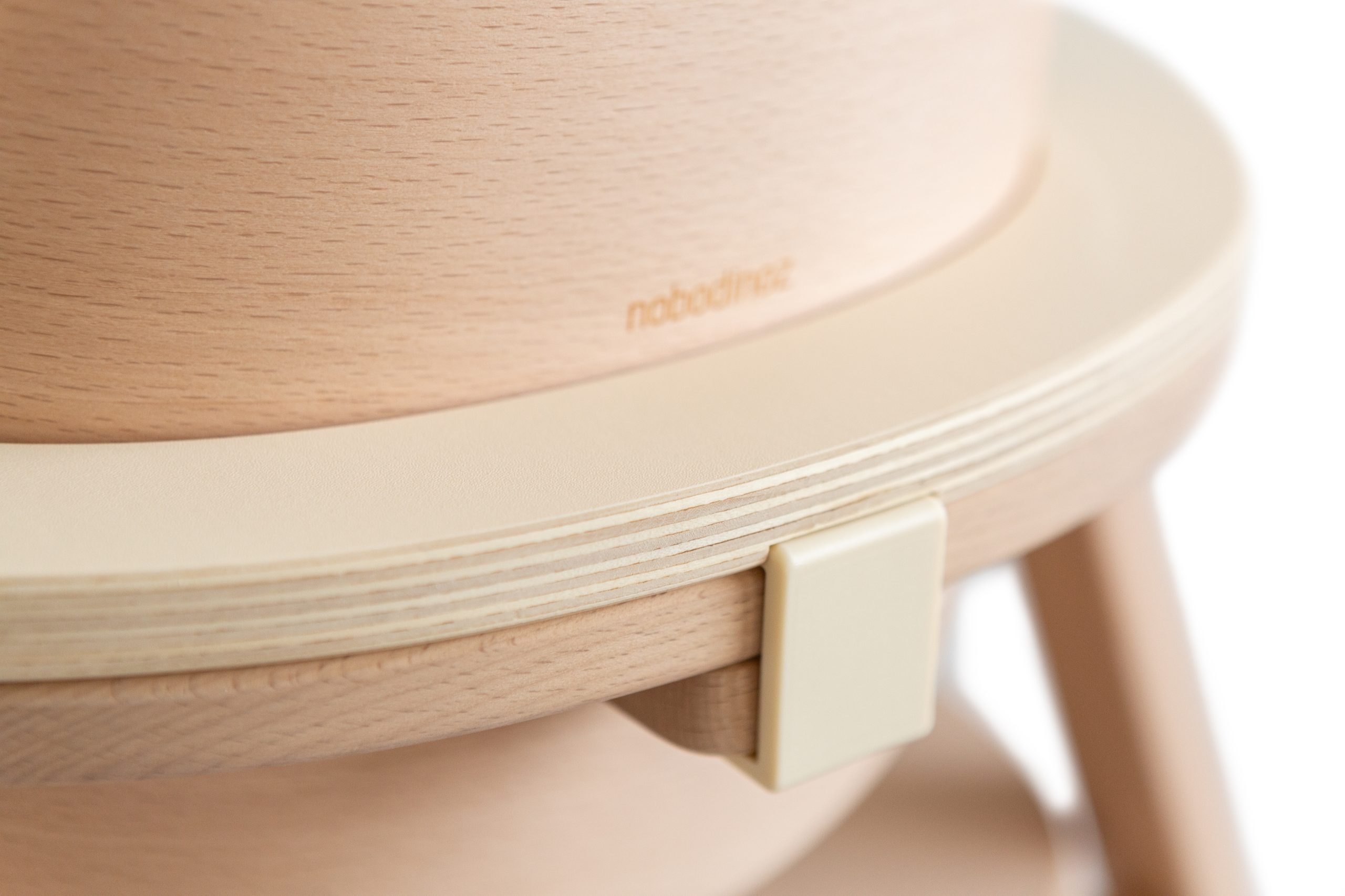 Zoom sur la tablette amovible en bois de la chaise Nobodinoz Growing Green.