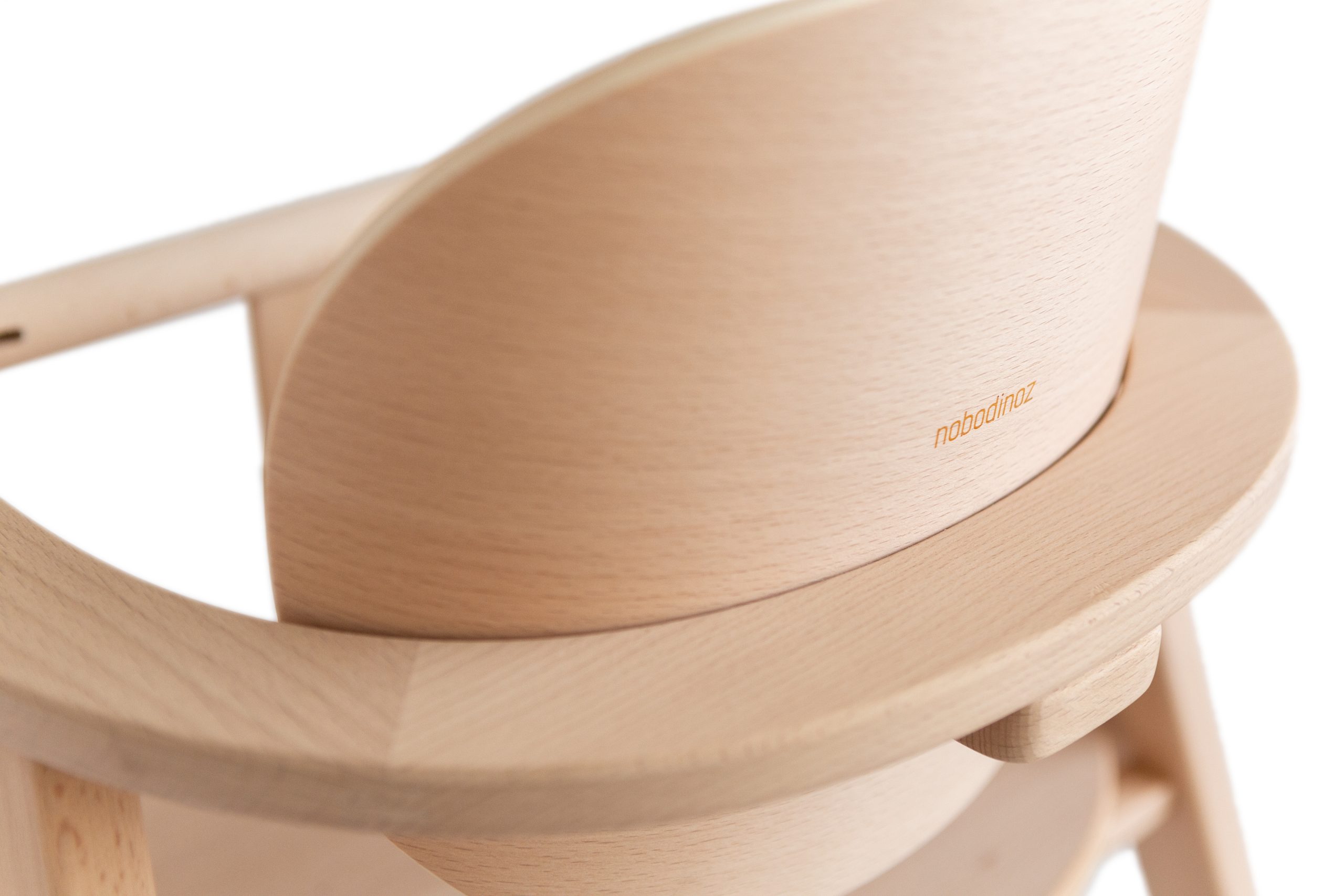 Dos de la chaise Nobodinoz Growing Green avec logo gravé.