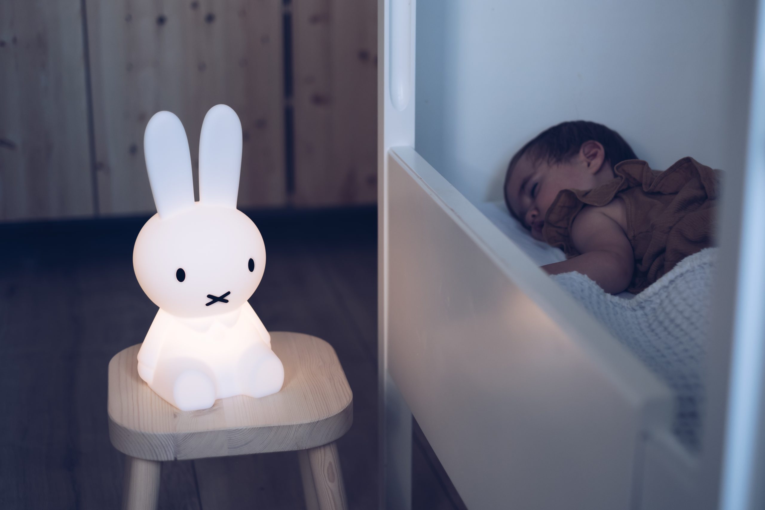 Veilleuse Miffy petit modèle blanc – lampe douce et rassurante pour la chambre de bébé, signée Mr Maria