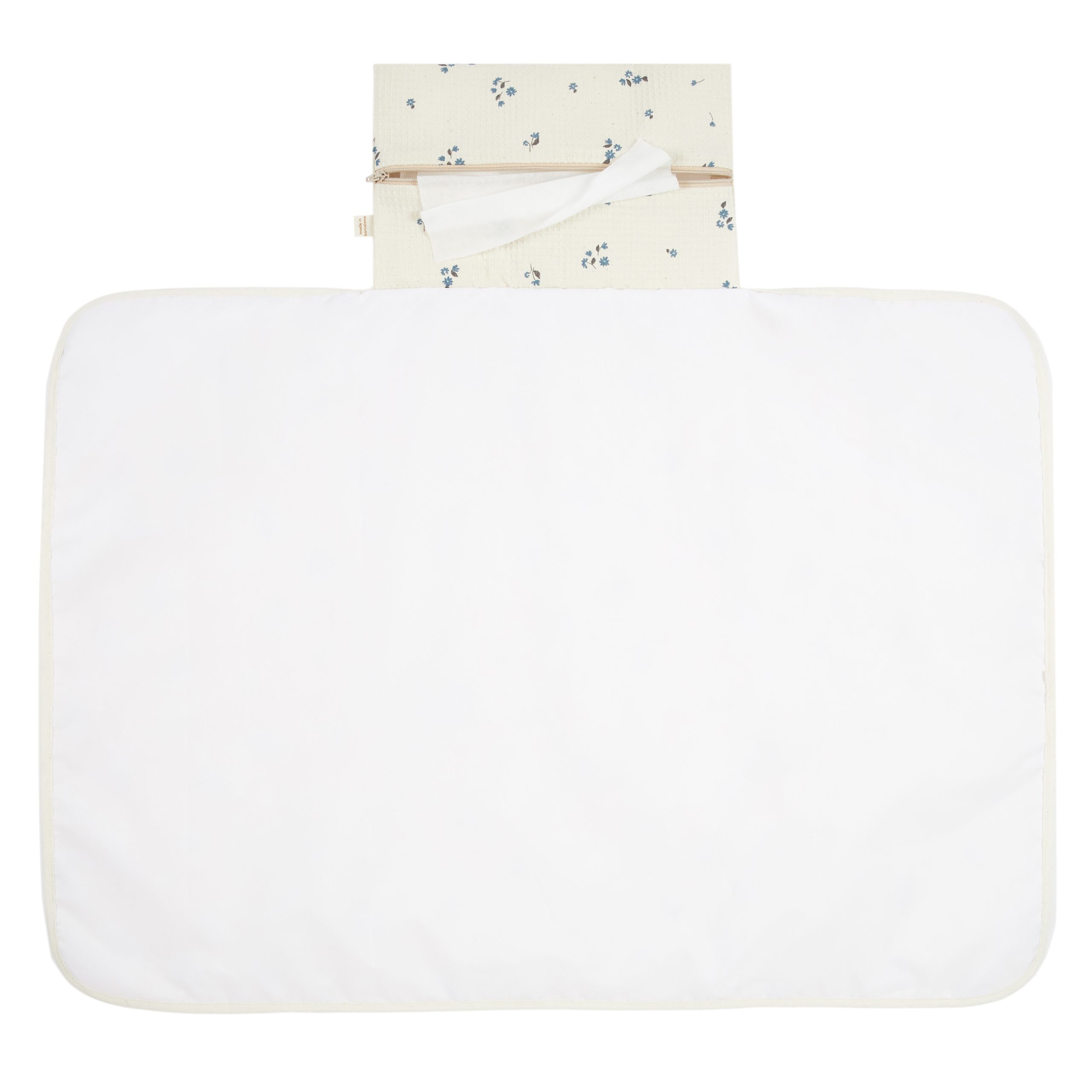 Tapis à langer nomade bébé Nobodinoz Mozart Lily Blue ouvert avec surface imperméable blanche