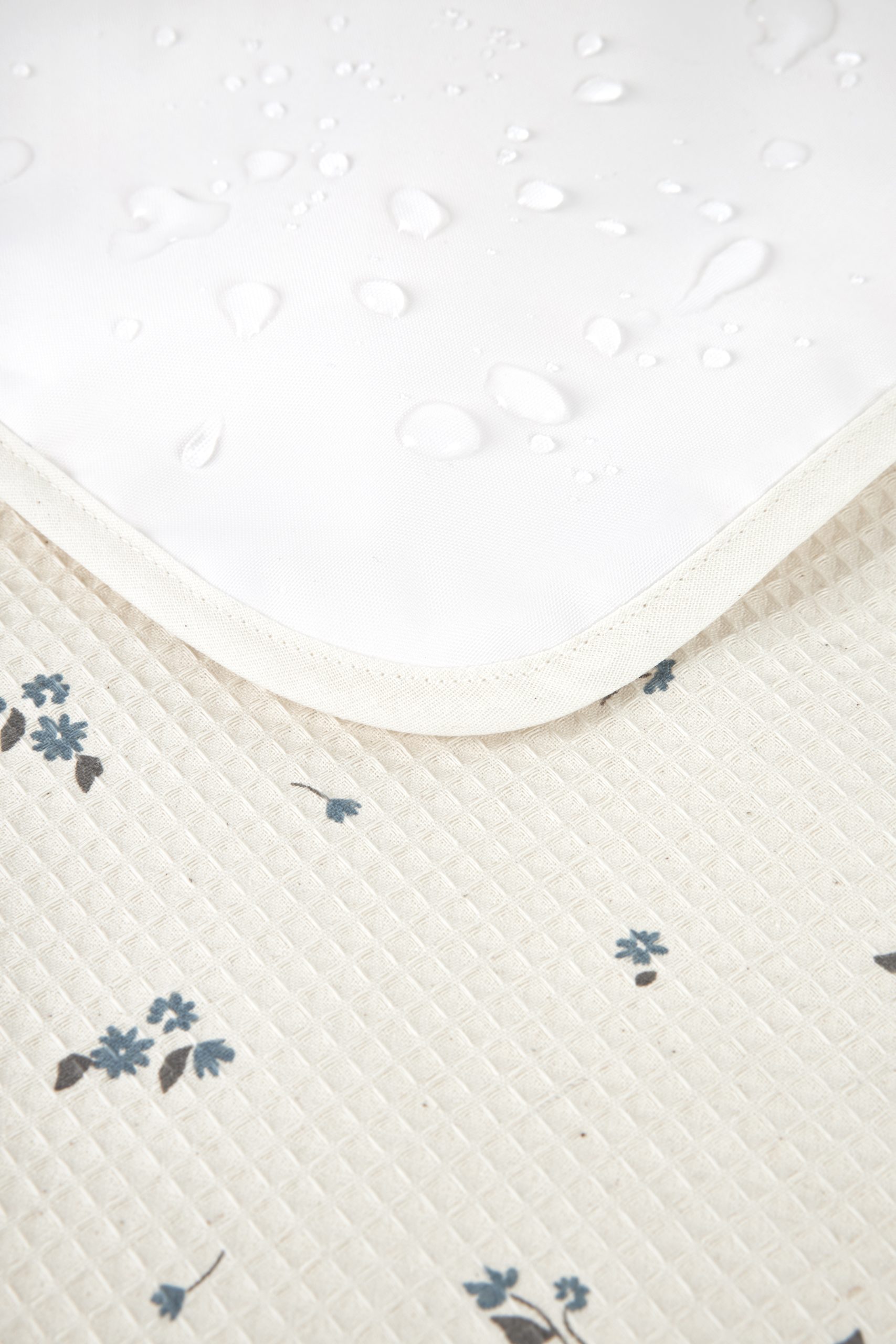 Détail tissu imperméable du tapis à langer nomade bébé Nobodinoz Mozart Lily Blue