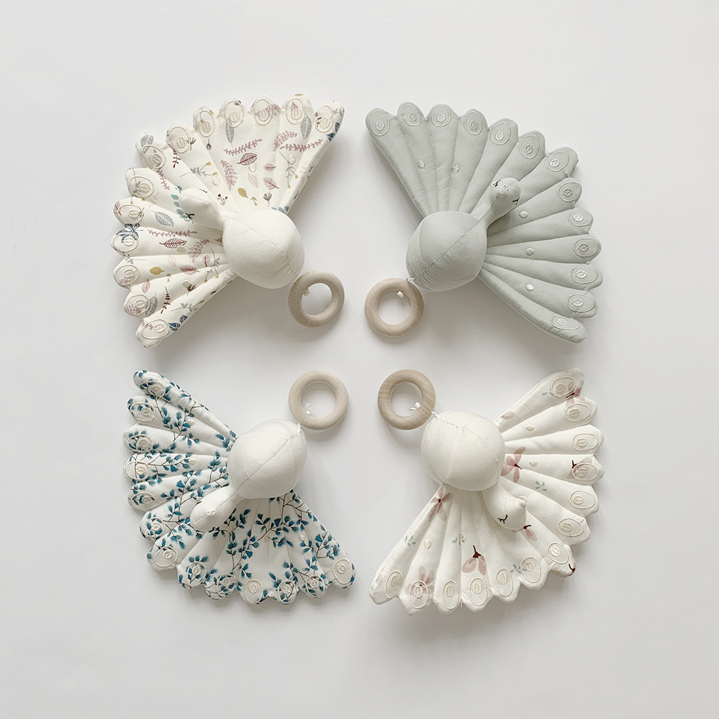 Mobiles bébé paon Cam Cam en coton bio dans plusieurs coloris Windflower