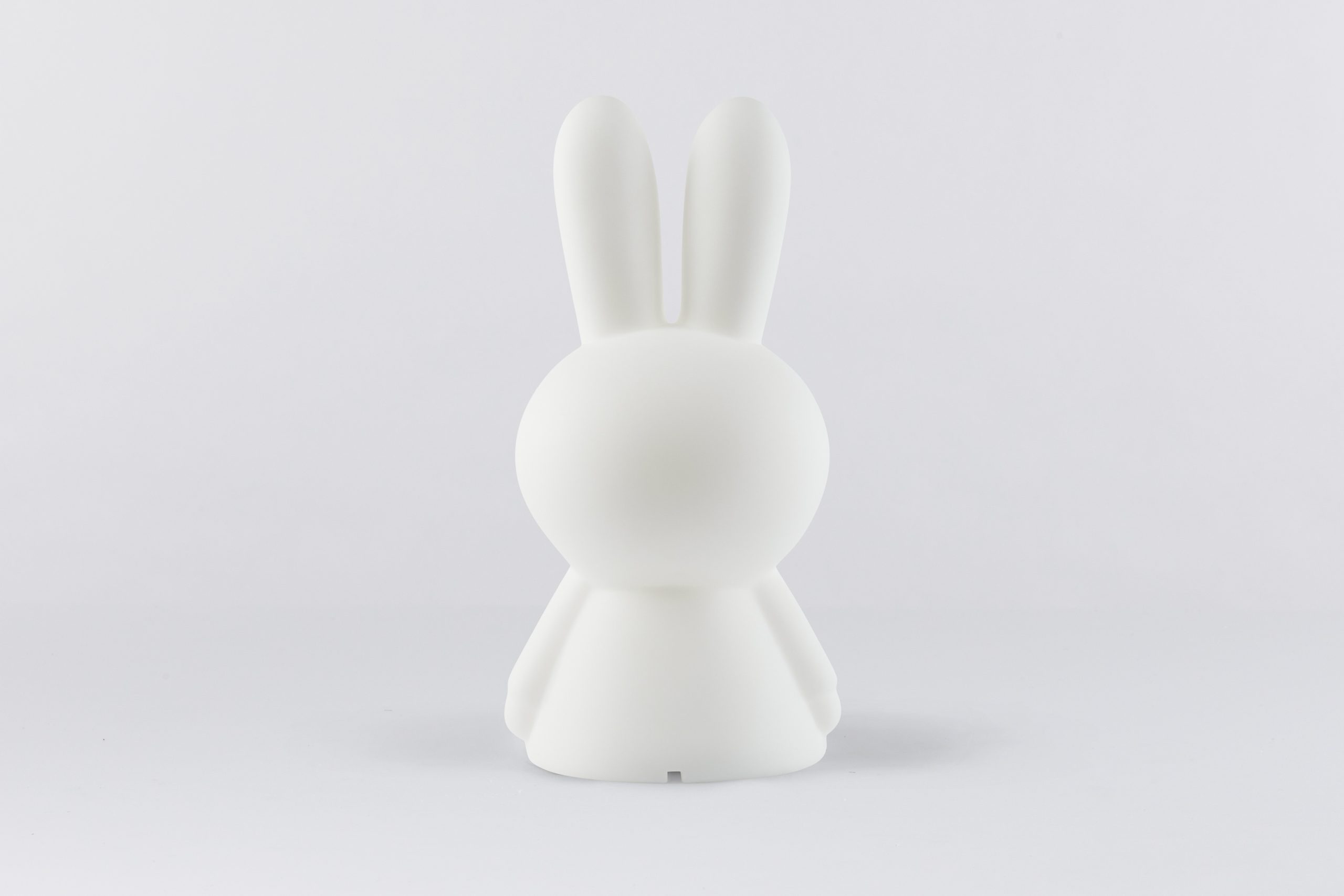 Vue de dos de la veilleuse Miffy moyenne sur fond gris clair