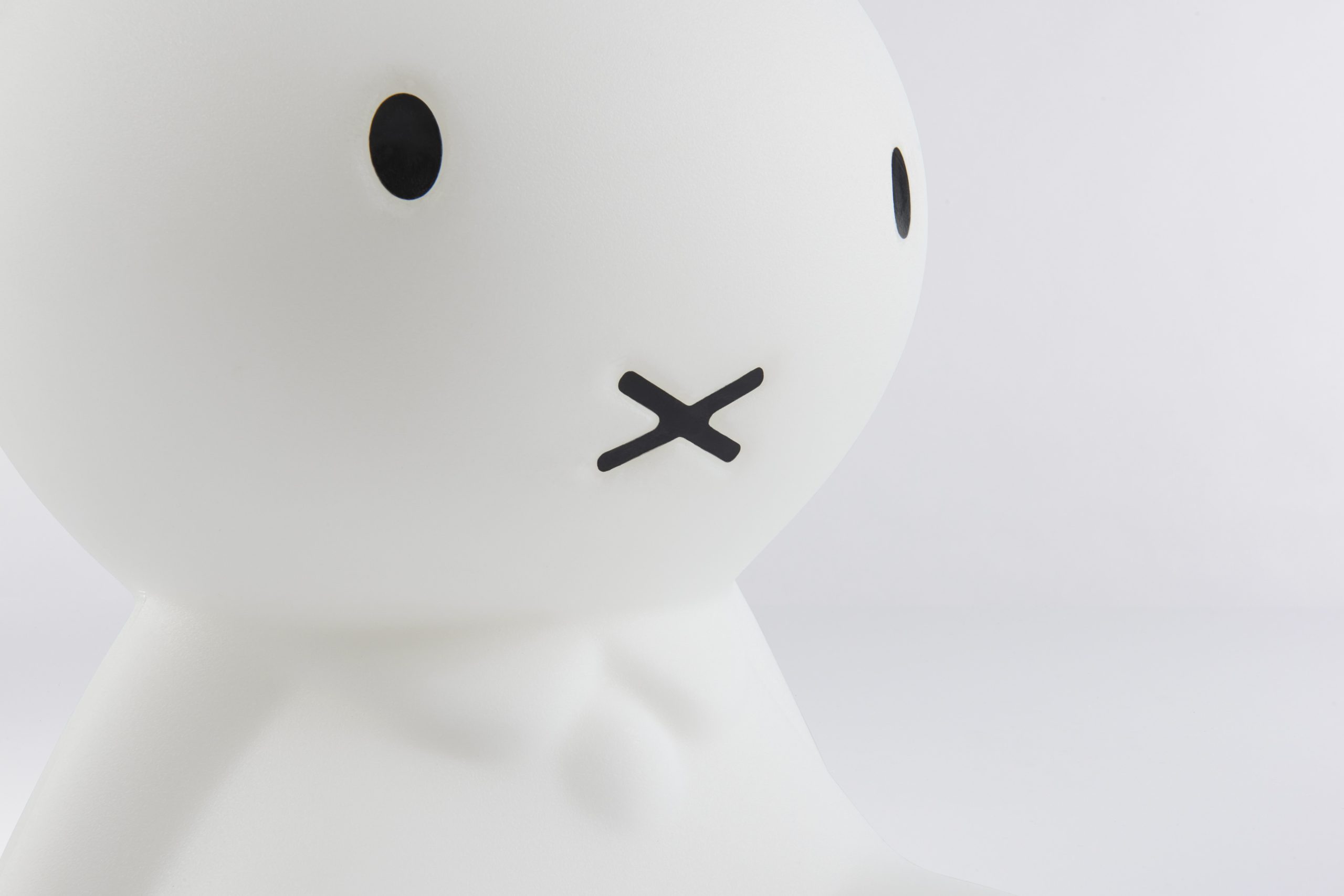 Détail du visage de la veilleuse Miffy moyenne, avec zoom sur la bouche et les yeux