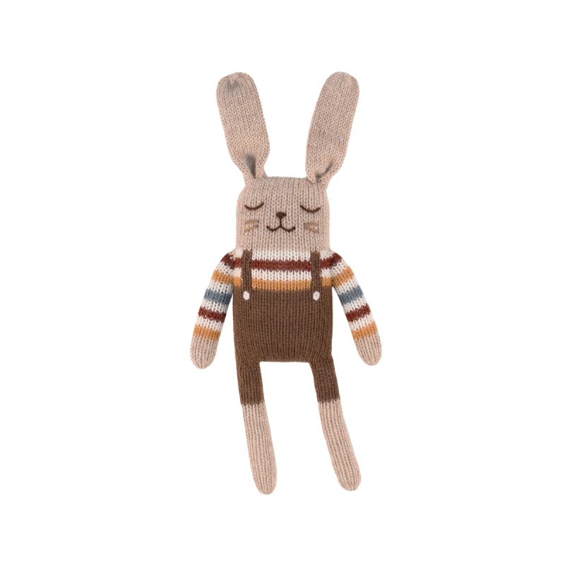 Doudou Lapin brun en salopette avec pull arc-en-ciel en laine d’alpaga – Main Sauvage – tricoté main – dès la naissance