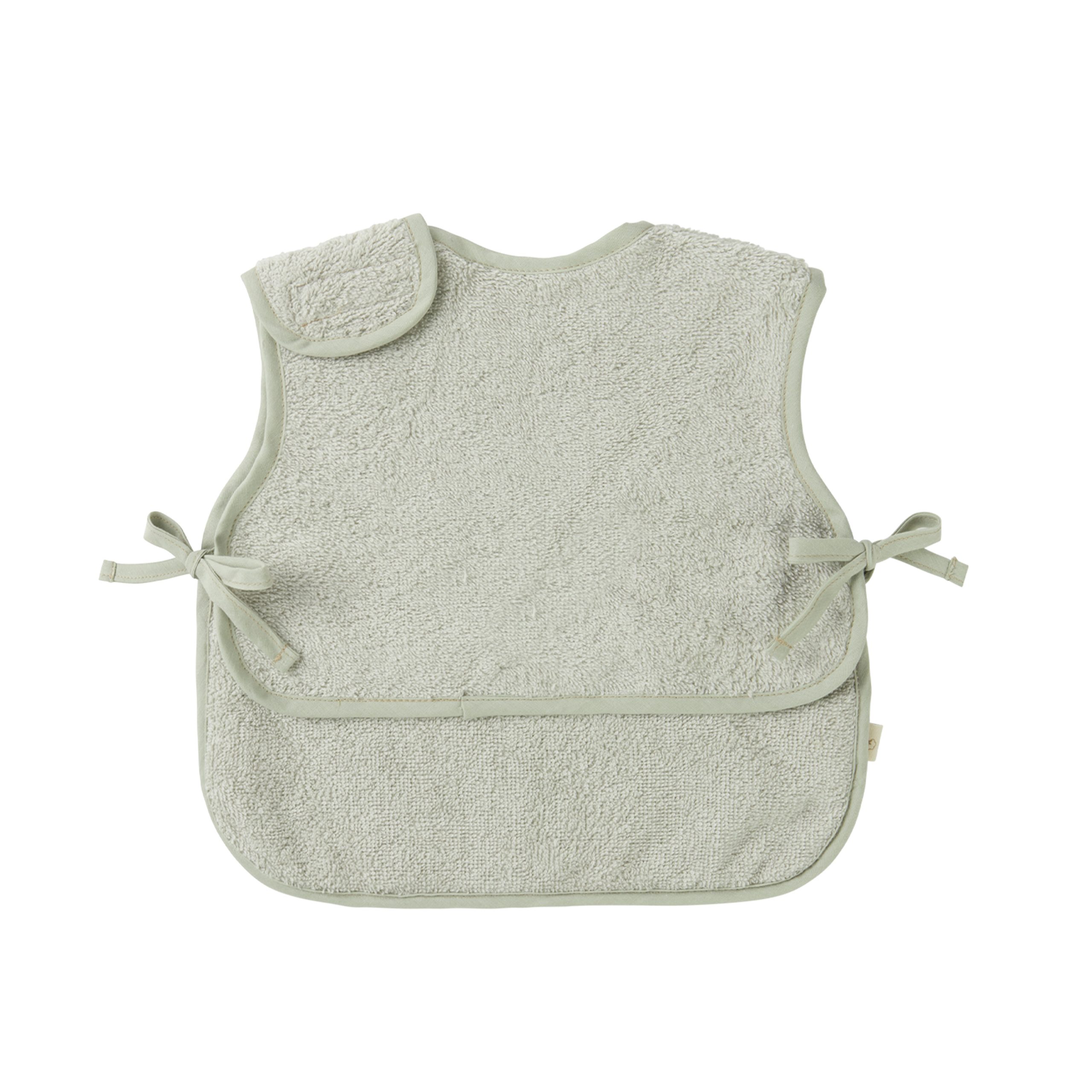 Bavoir tablier bébé Nobodinoz vert sauge vu de dos avec attaches latérales.