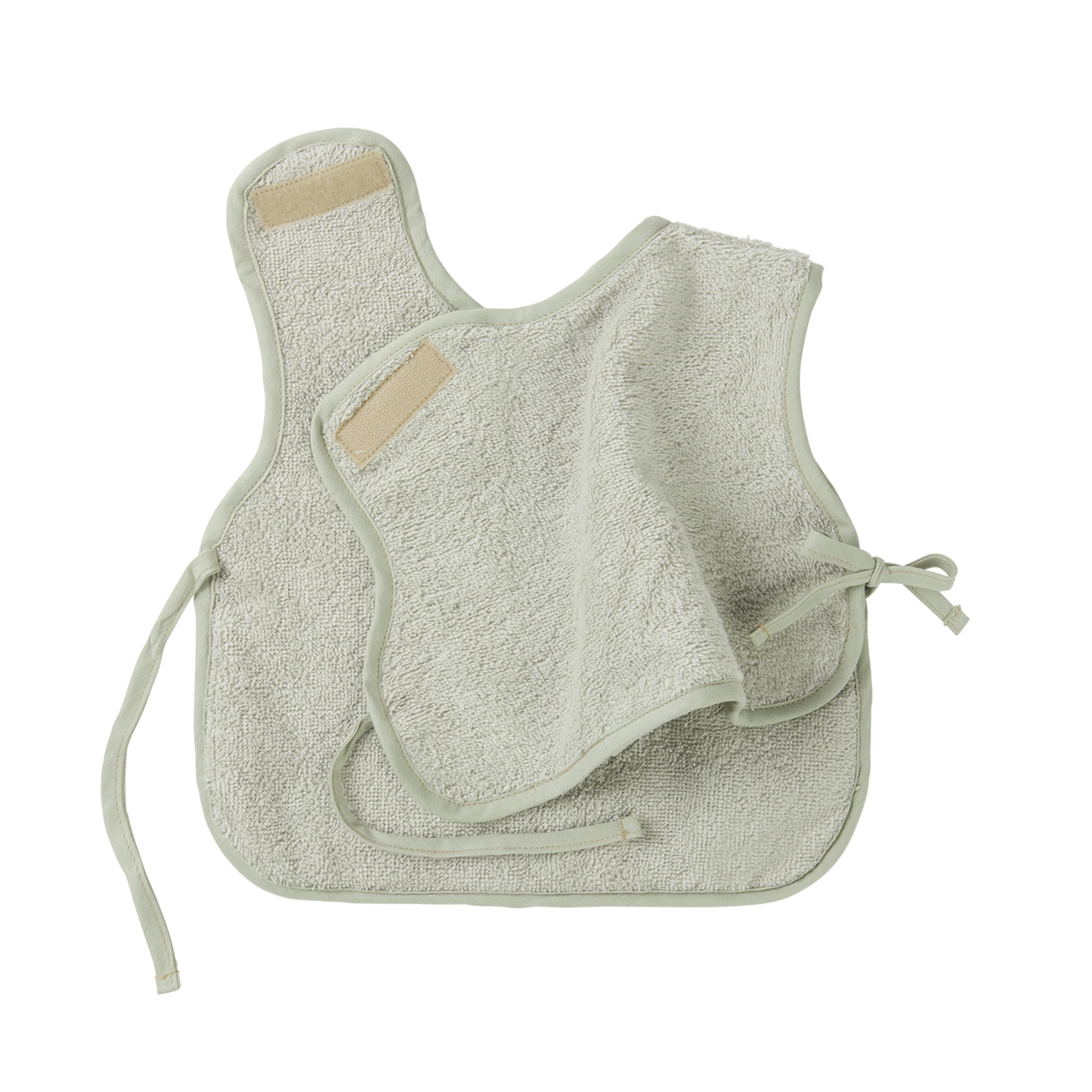 Détail du bavoir tablier bébé Nobodinoz vert sauge en éponge de coton bio.