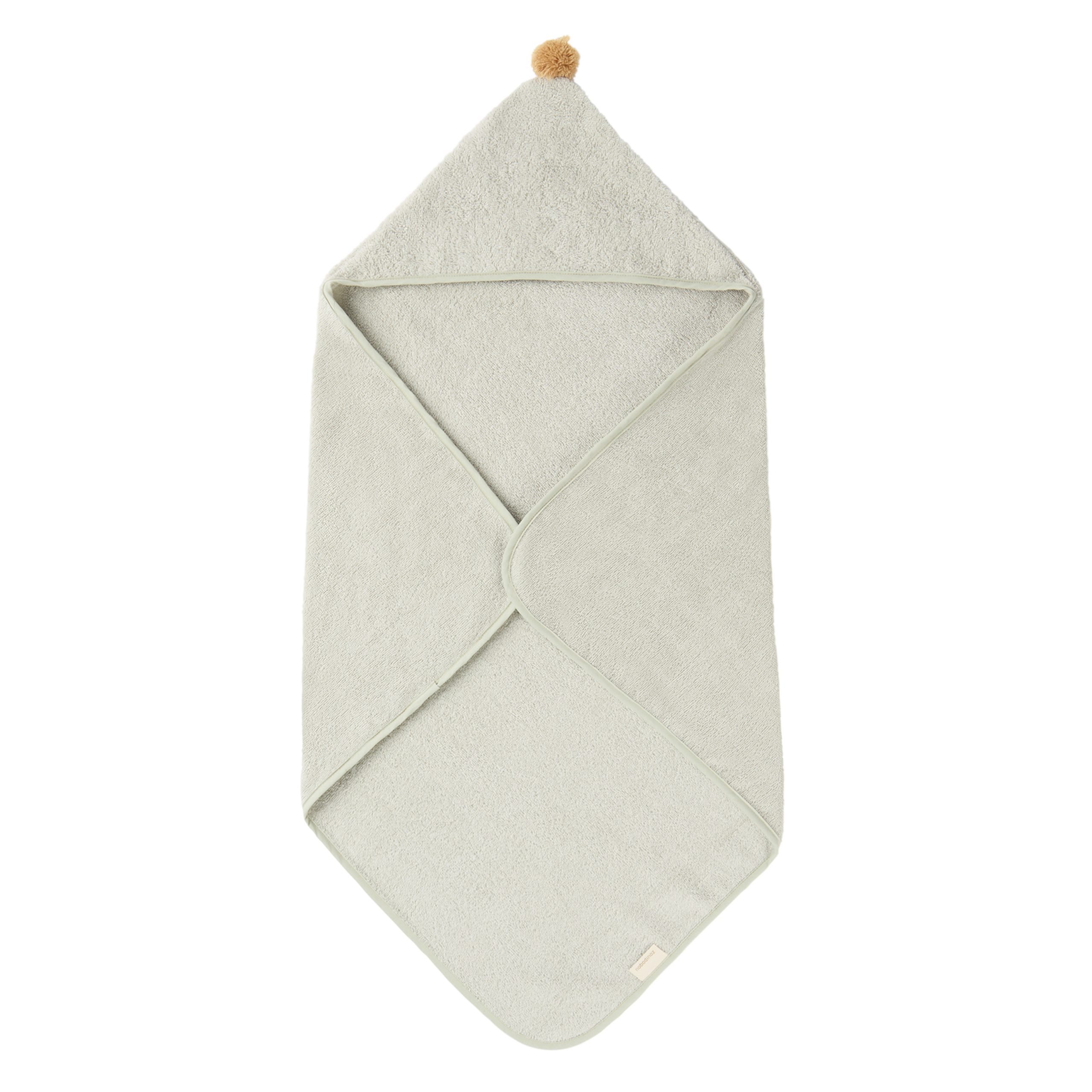 Cape de bain bébé Nobodinoz So Cute en coton bio vert sauge, ouverte avec capuche et pompon moutarde