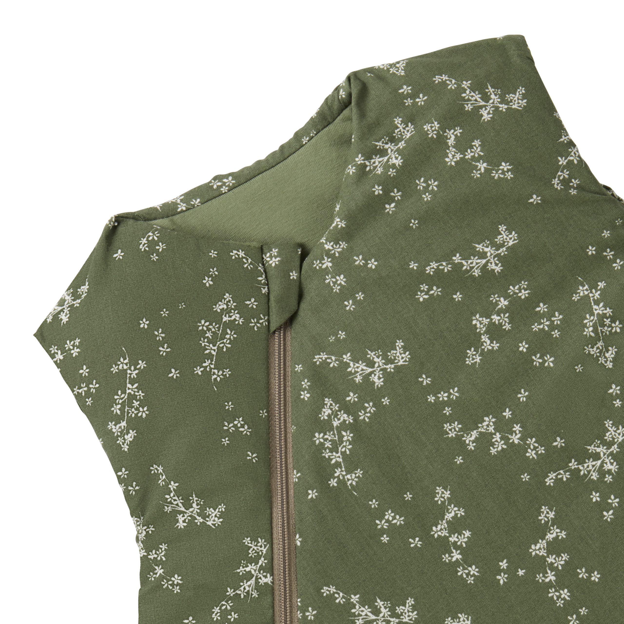 Détail du tissu vert à motif fleuri et fermeture de la gigoteuse verte coton bio Cocoon Nobodinoz.
