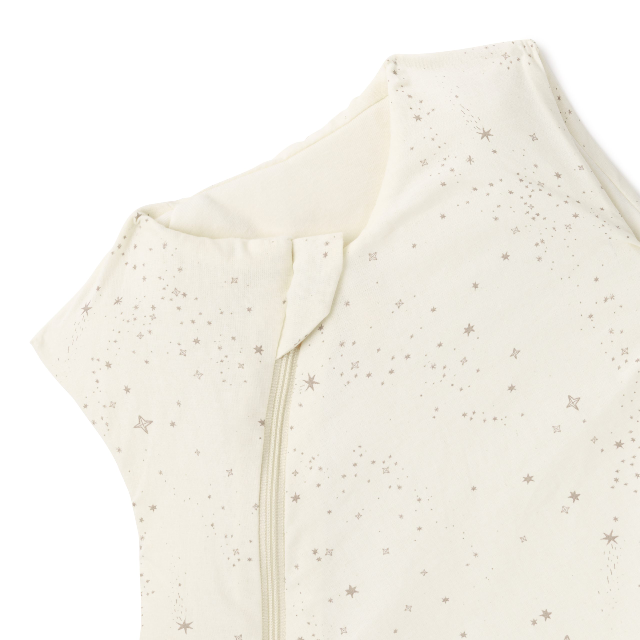 Détail de la fermeture et de l’encolure de la gigoteuse bébé Nobodinoz crème à étoiles.