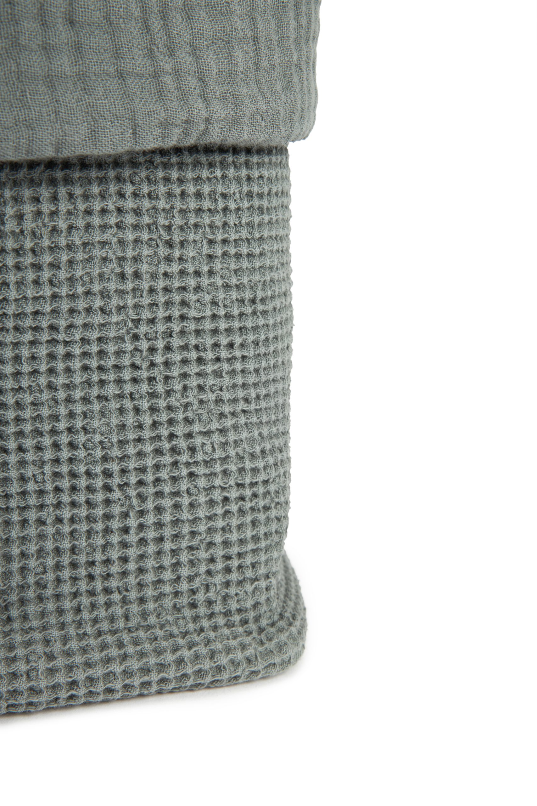 Gros plan sur la texture en nid d’abeille du panier de rangement bébé Nobodinoz Wabi-Sabi Azur