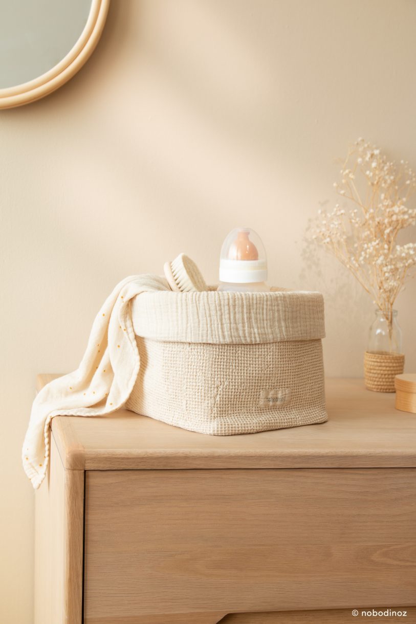 Accessoires bébé Nobodinoz : panier Wabi-Sabi Ginger sur table à langer