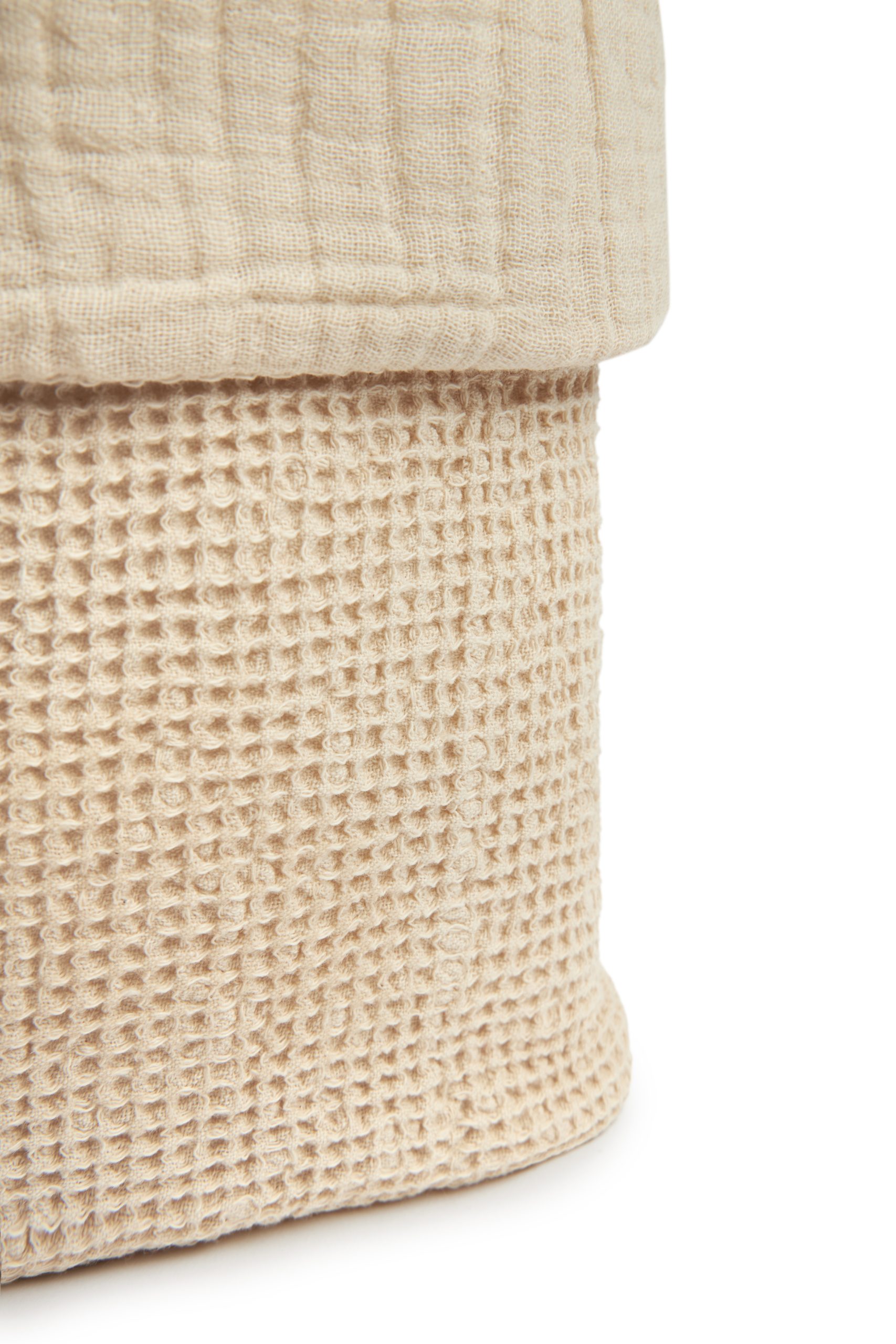 Gros plan texture coton nid d’abeille panier table à langer Nobodinoz Wabi-Sabi Ginger