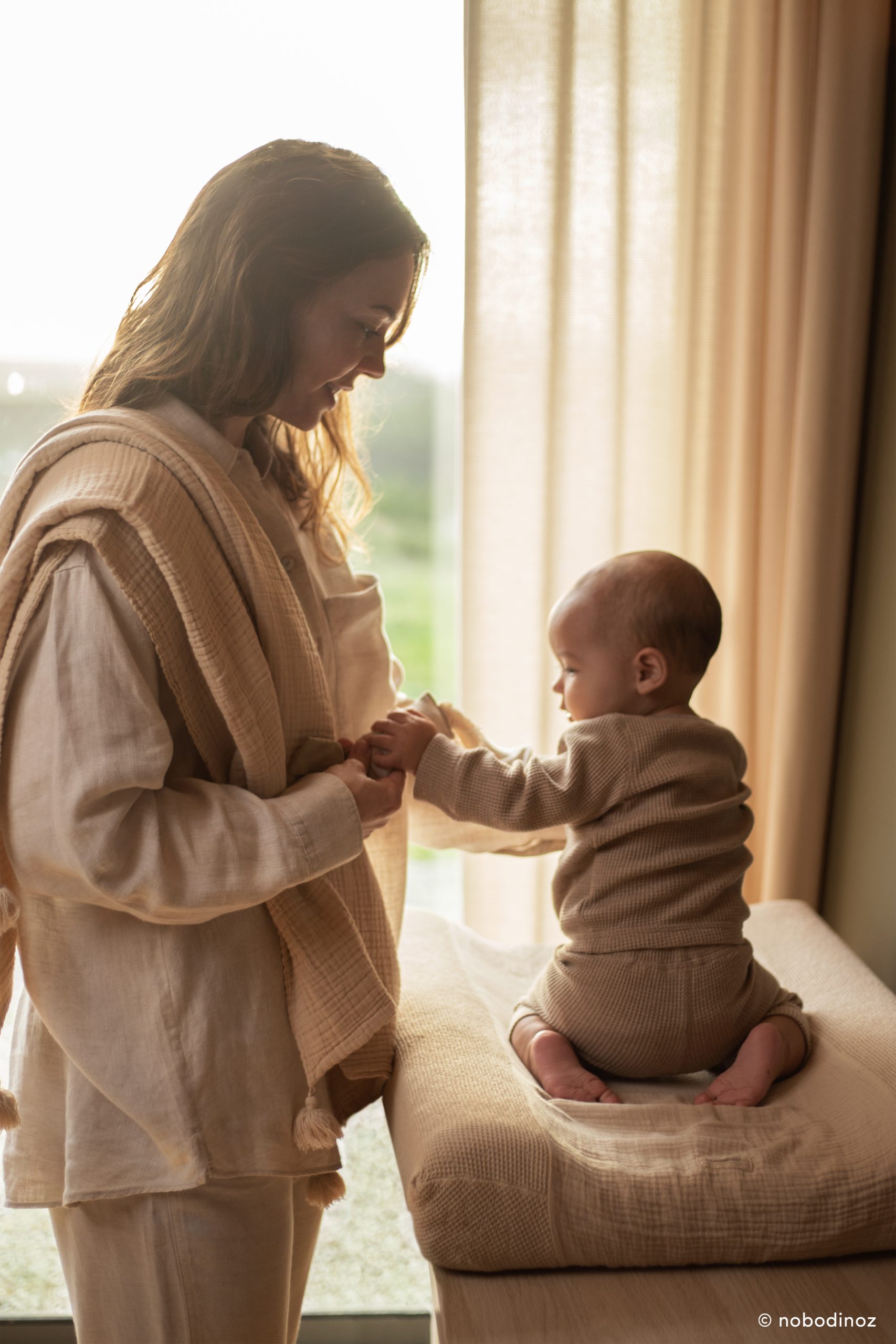 Maman et bébé près du matelas à langer bebe Nobodinoz dans une chambre naturelle