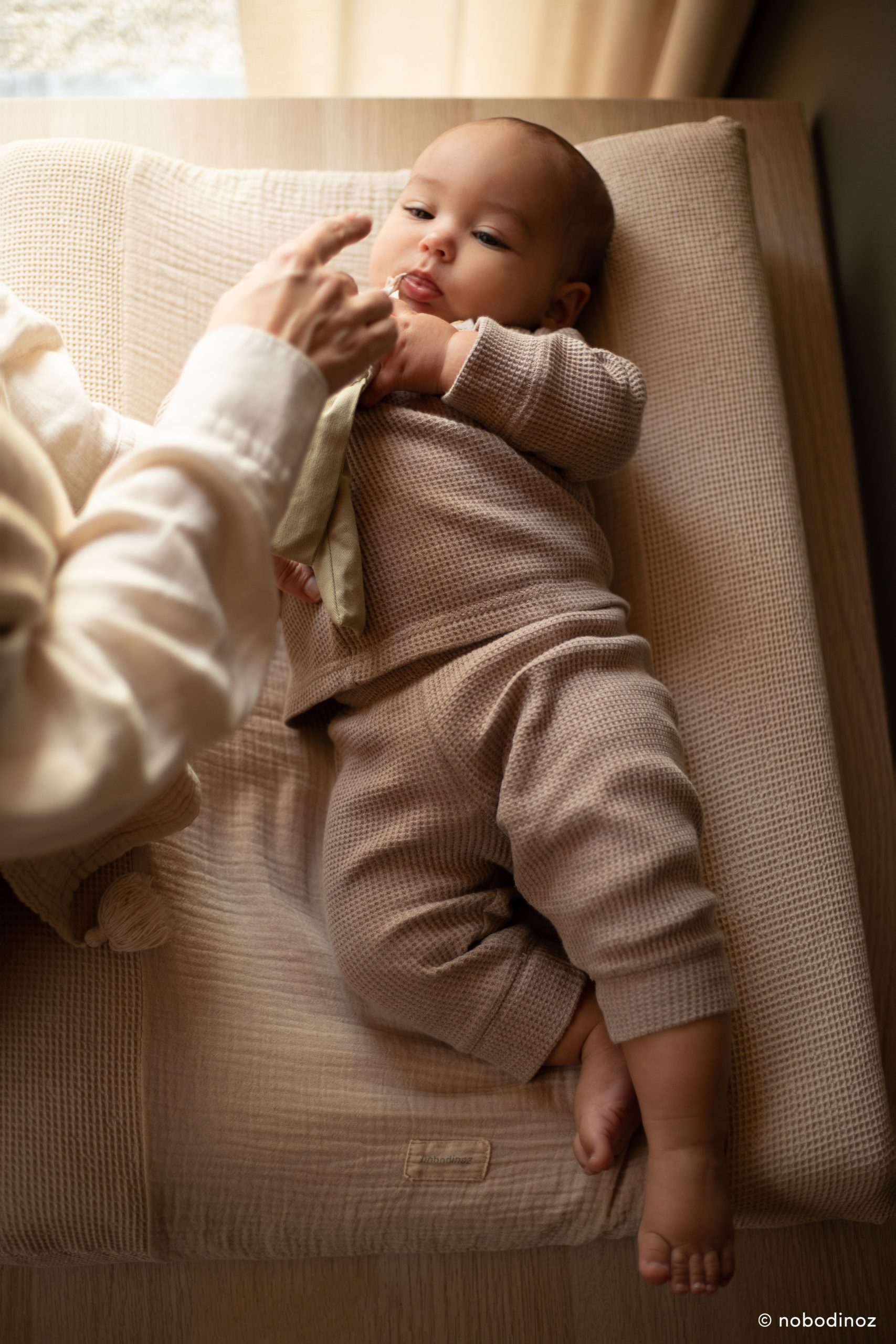 Bébé allongé sur matelas à langer bebe Nobodinoz imperméable