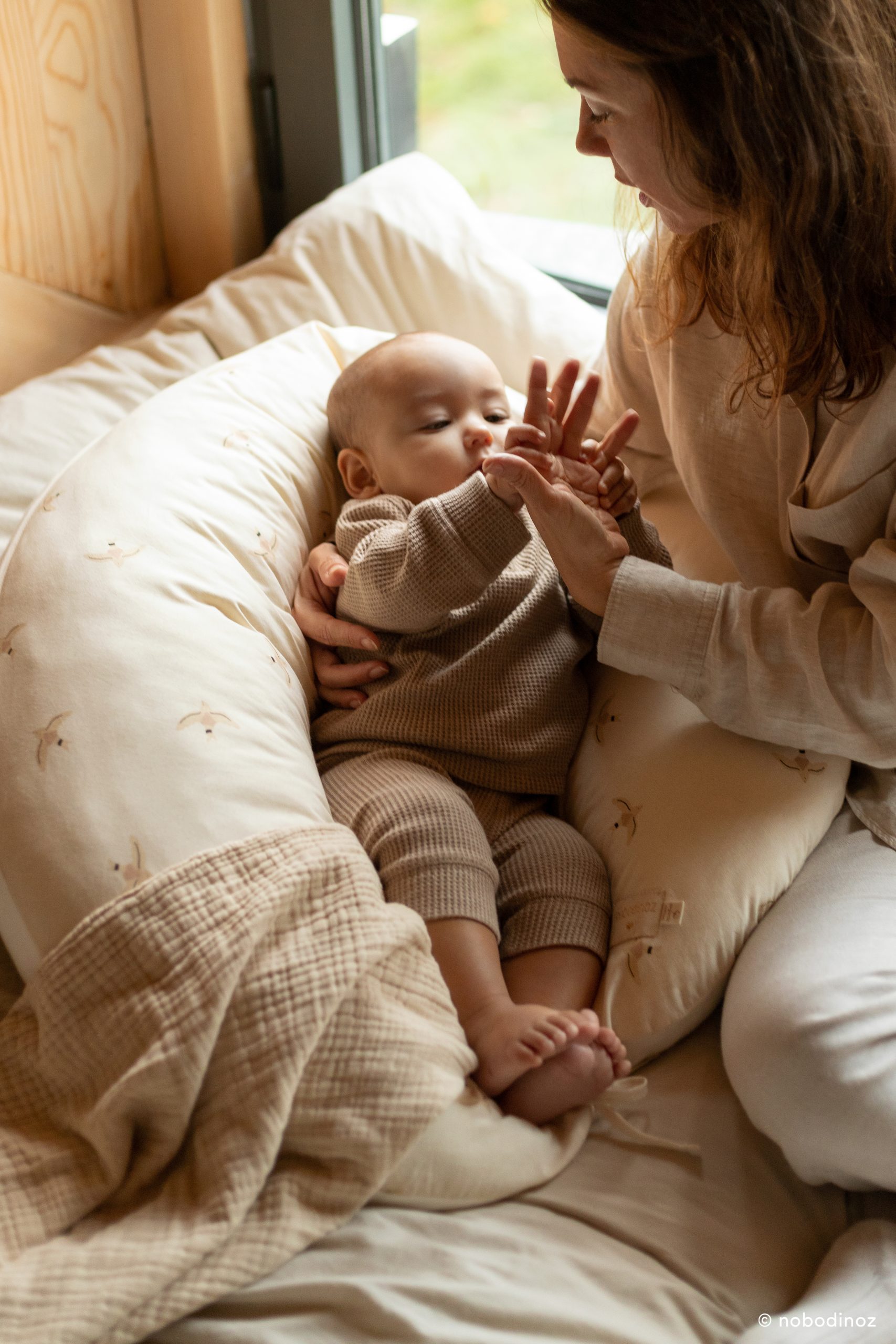 maman et bébé avec couverture bebe beige Nobodinoz