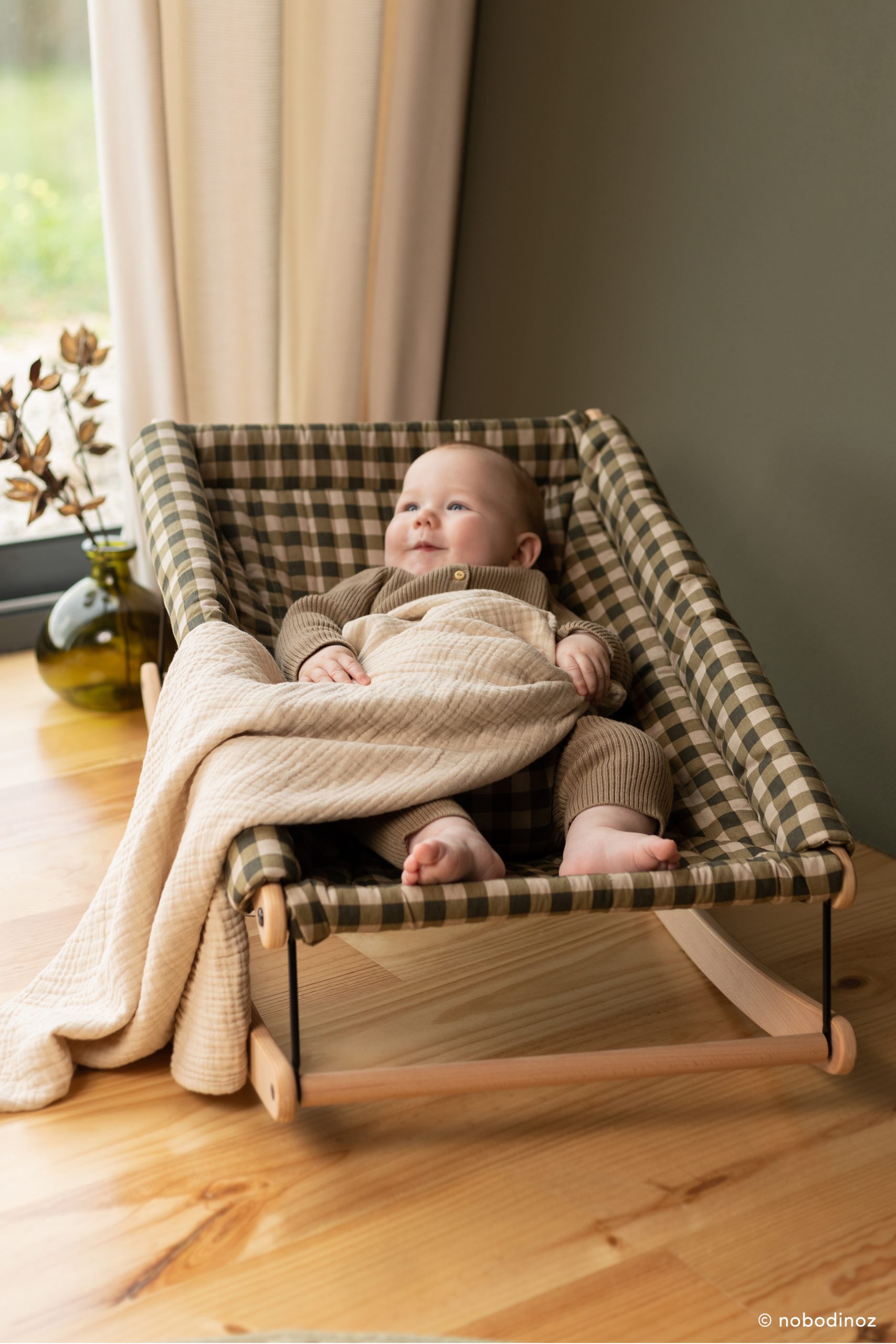 bébé enveloppé dans une couverture bebe beige Nobodinoz coton doux