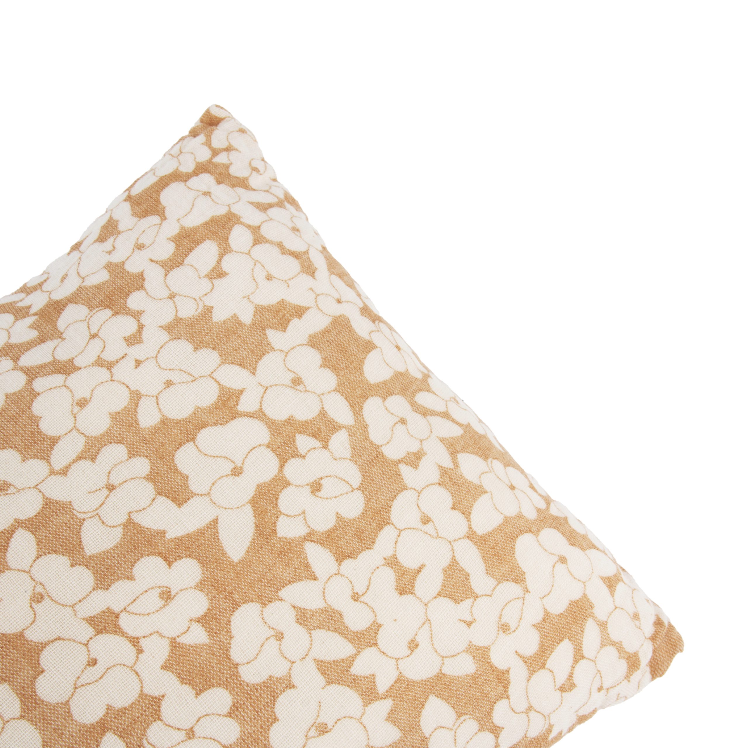 Détail du coussin bébé motif floral Nobodinoz en coton bio.
