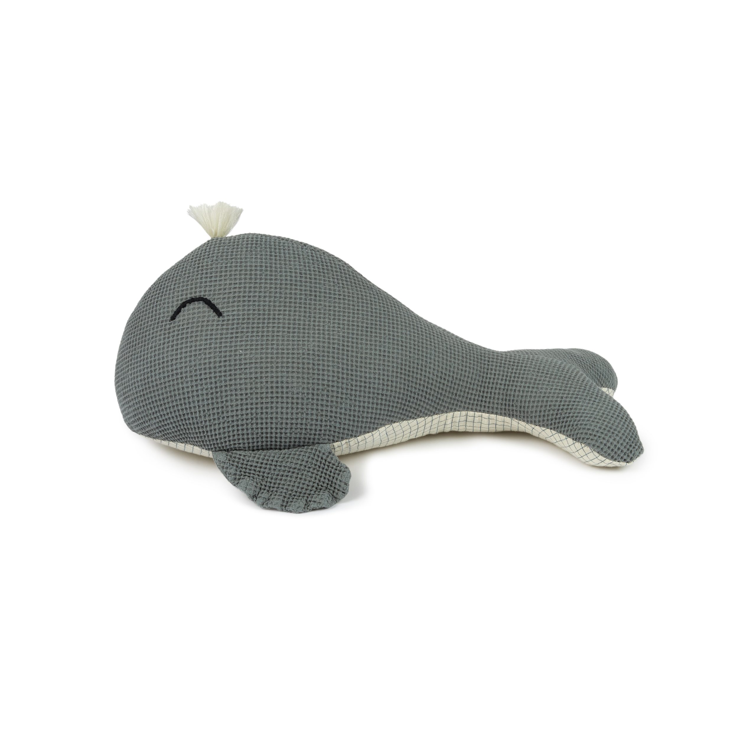 Coussin baleine bleu Nobodinoz en coton lavé posé sur une surface blanche.