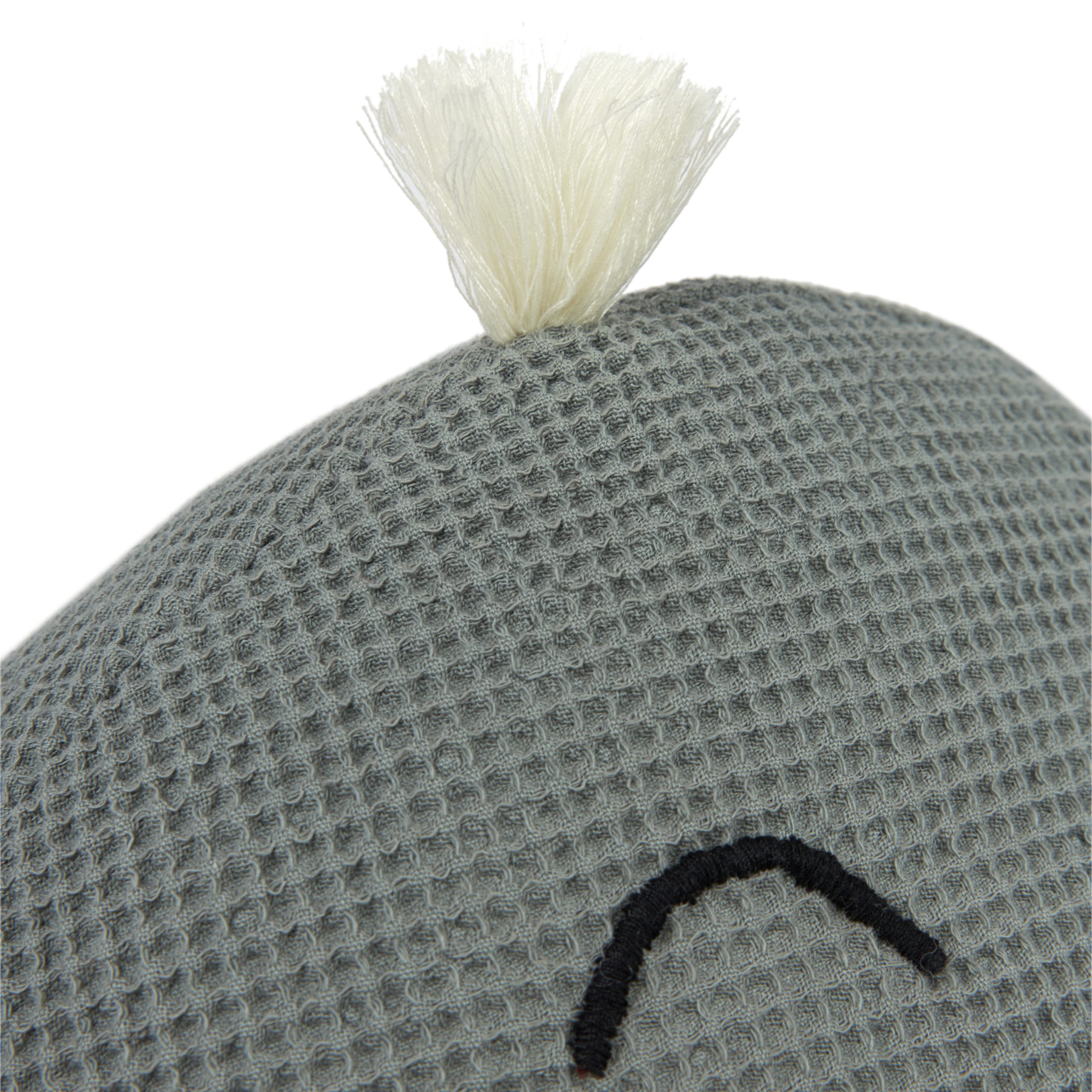 Détail du visage brodé du coussin baleine Nobodinoz.