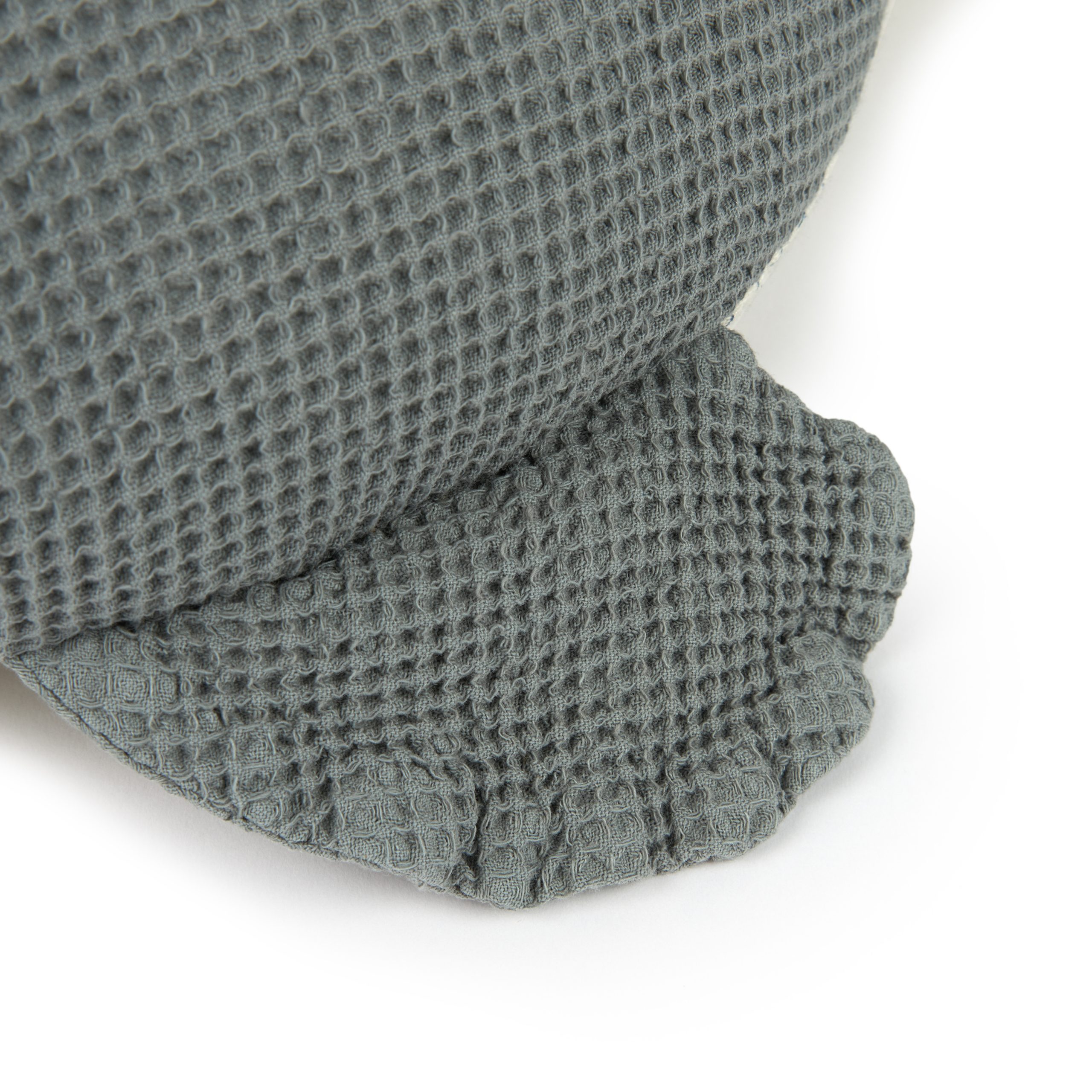 Zoom sur la nageoire en coton bio du coussin baleine de couleur bleu Nobodinoz